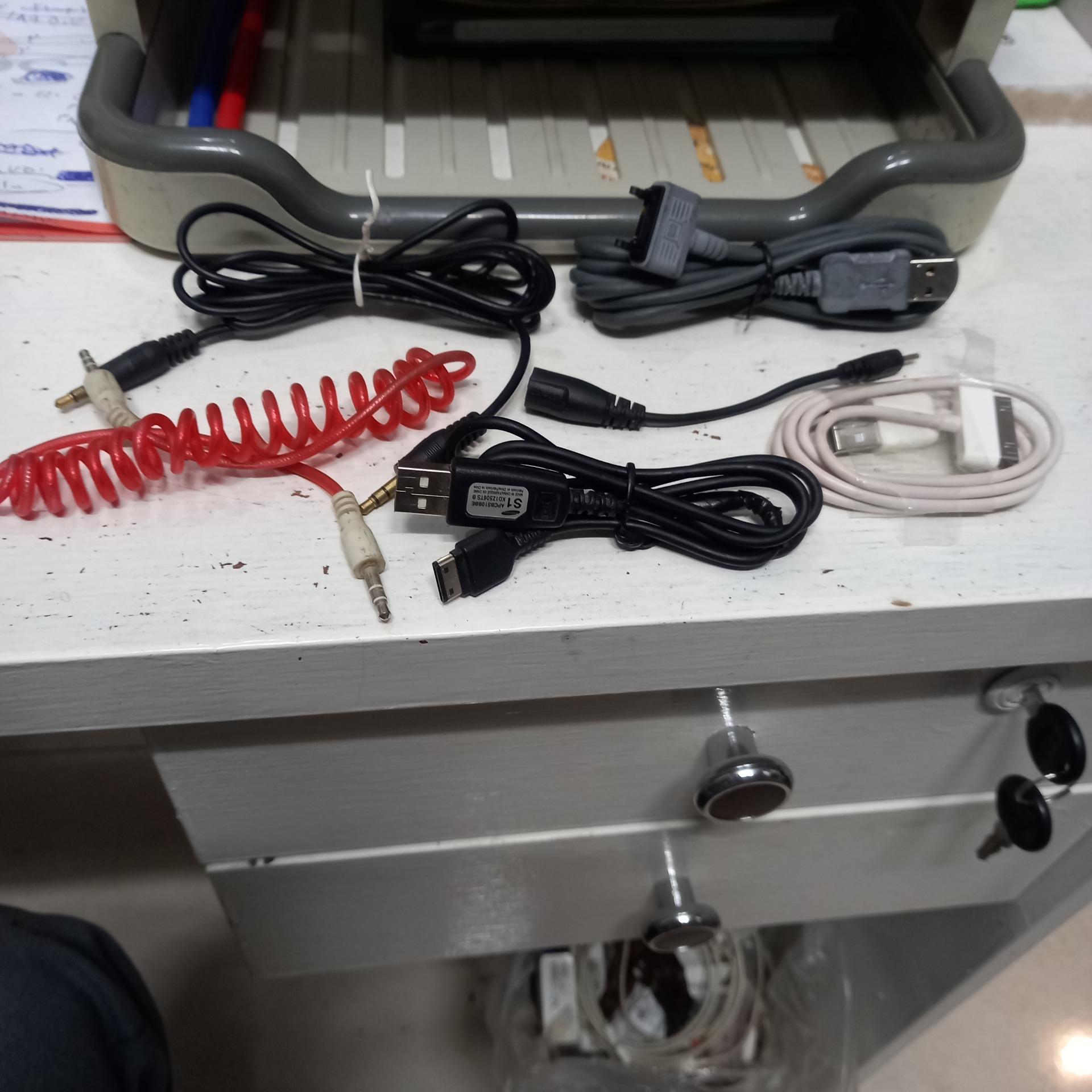 تعداد 6 عدد کابل شارژر و aux وusb