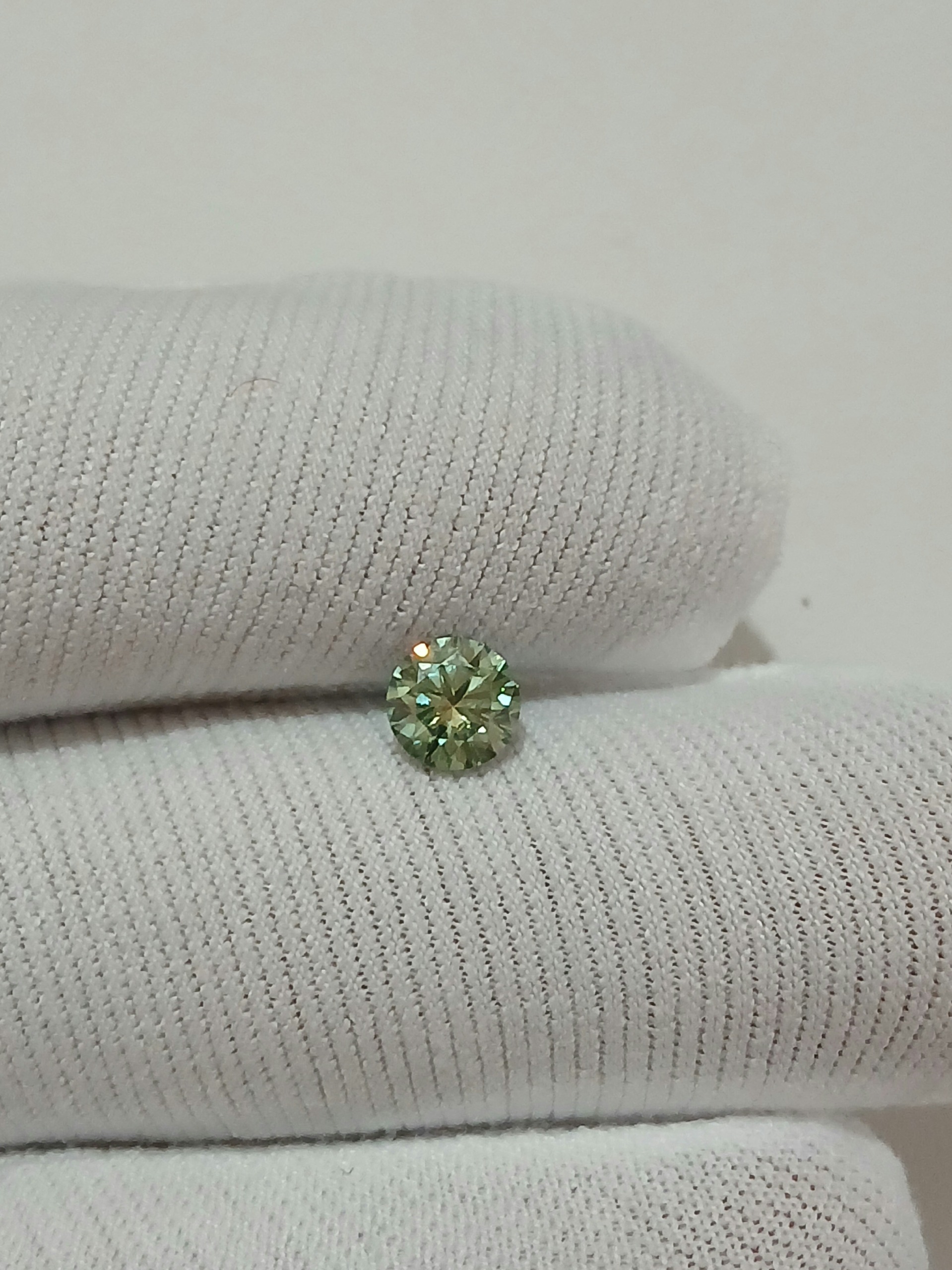 موزانایت رنگ کلکسیونی 1 قیراطی