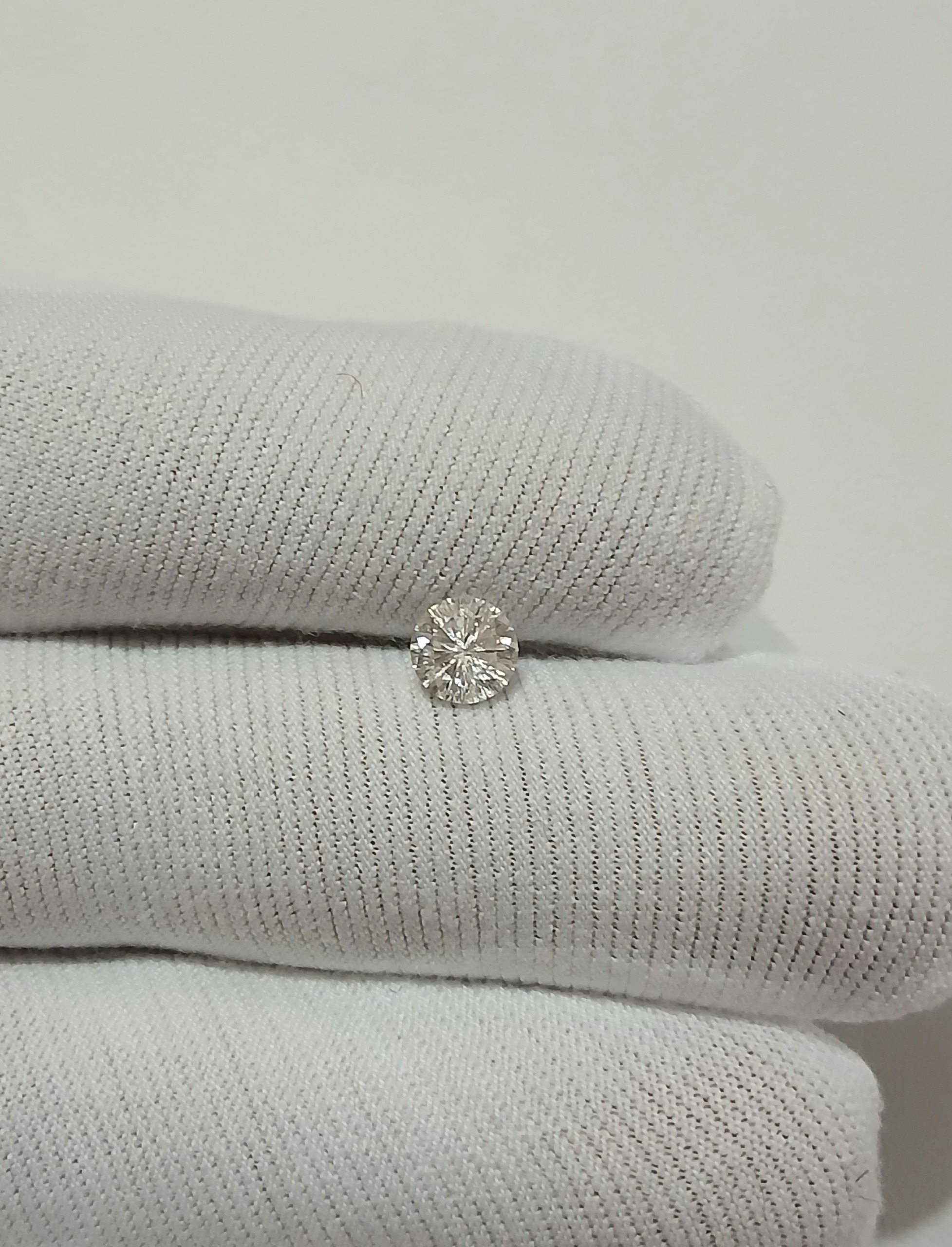 موزانایت سفید یخی 1 قیراطی