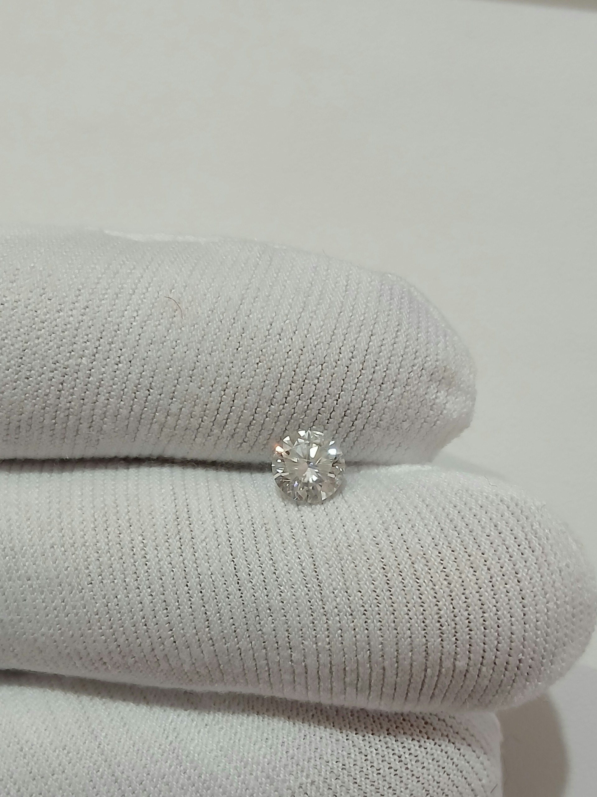 موزانایت سفید یخی 1 قیراطی