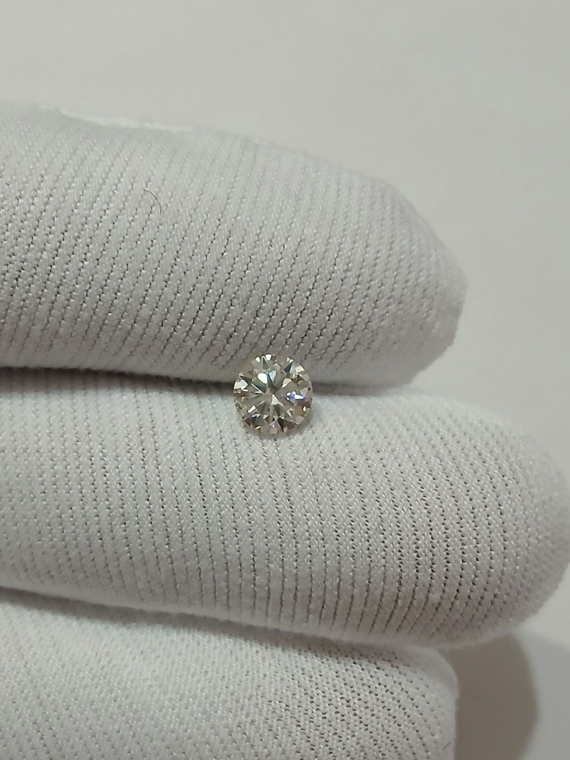 موزانایت 1 قیراطی زرد کم رنگ