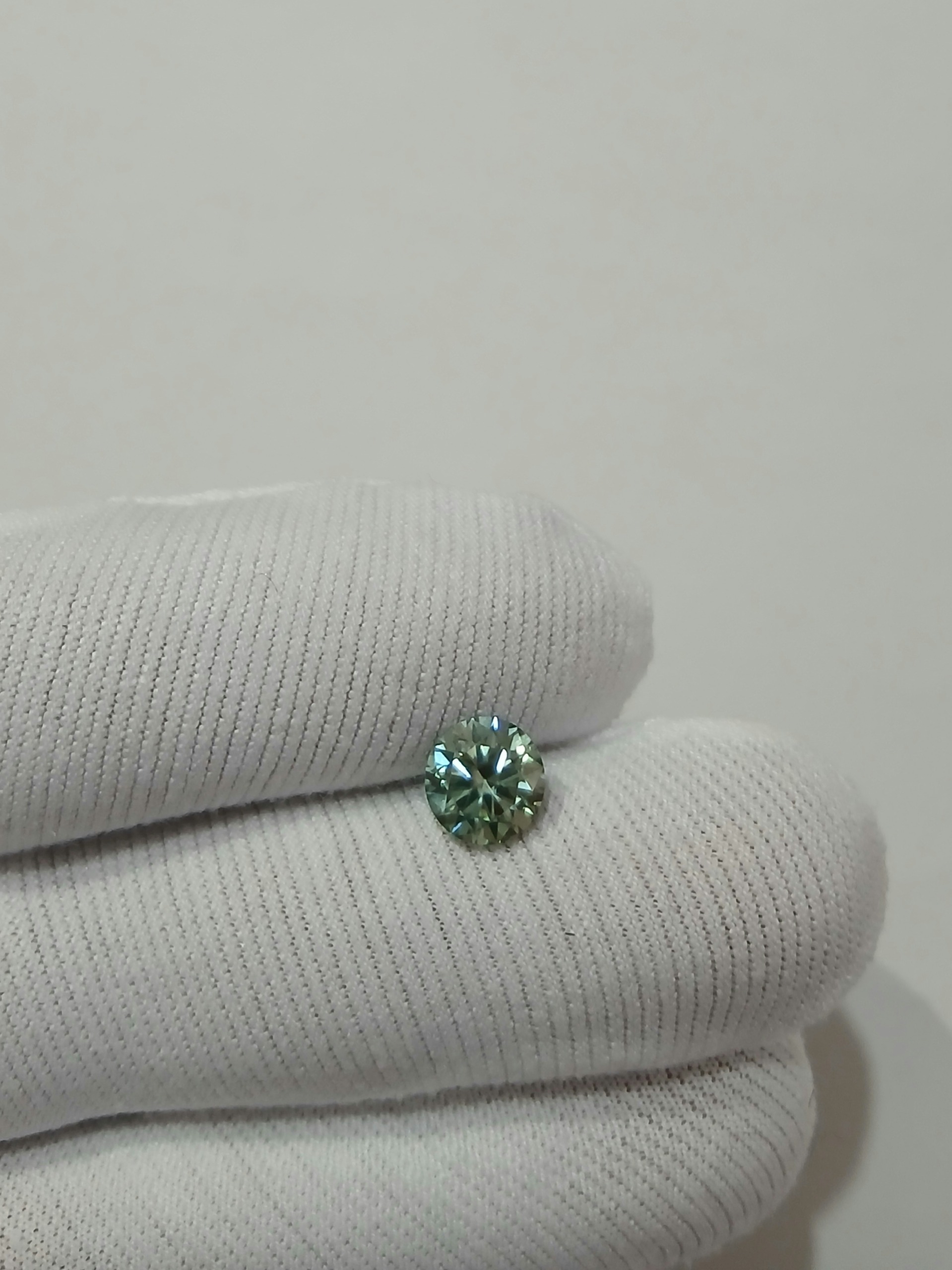 موزانایت 2 قیراطی سبز کم رنگ