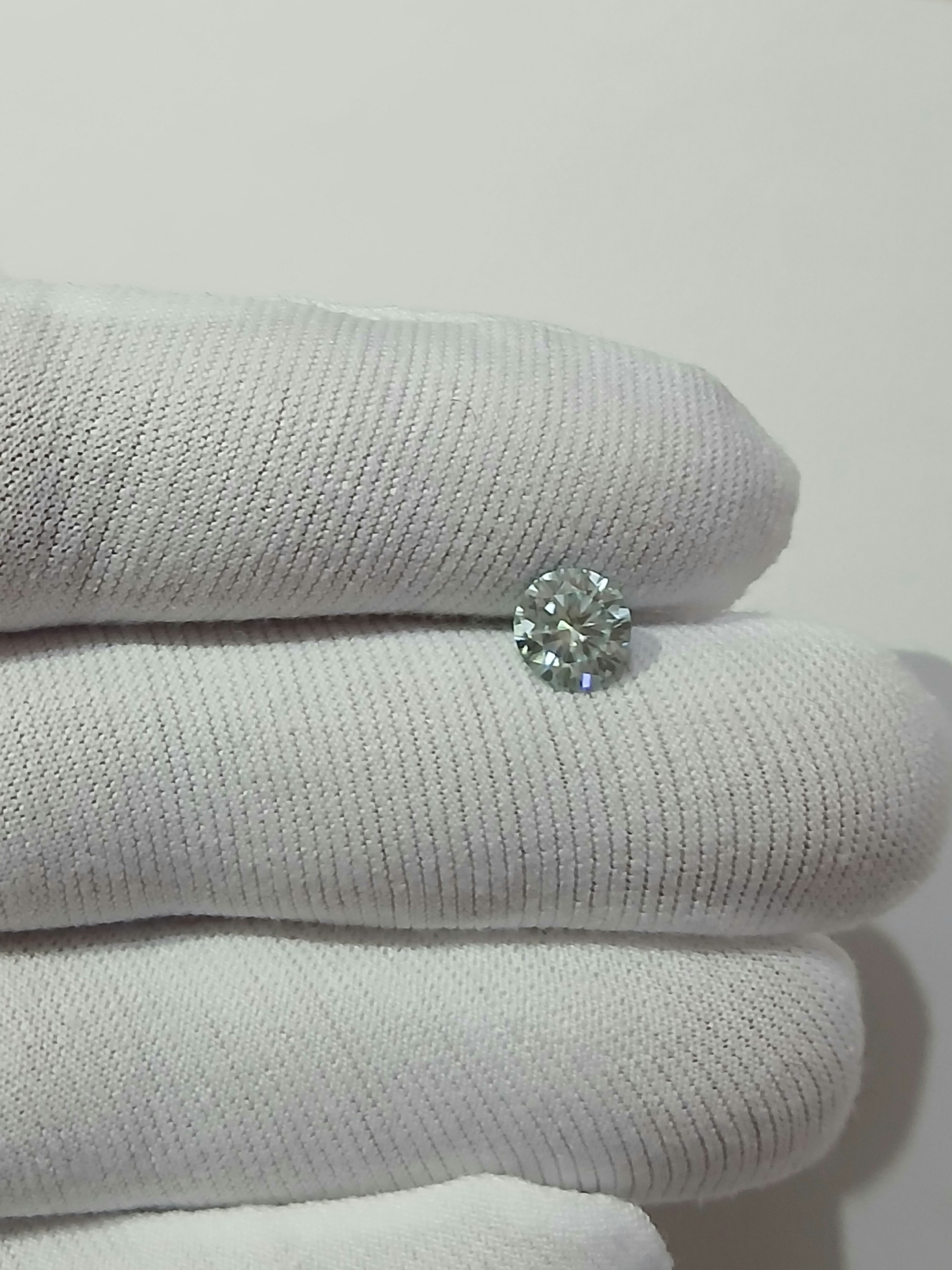 موزانایت 2 قیراطی اصل روس