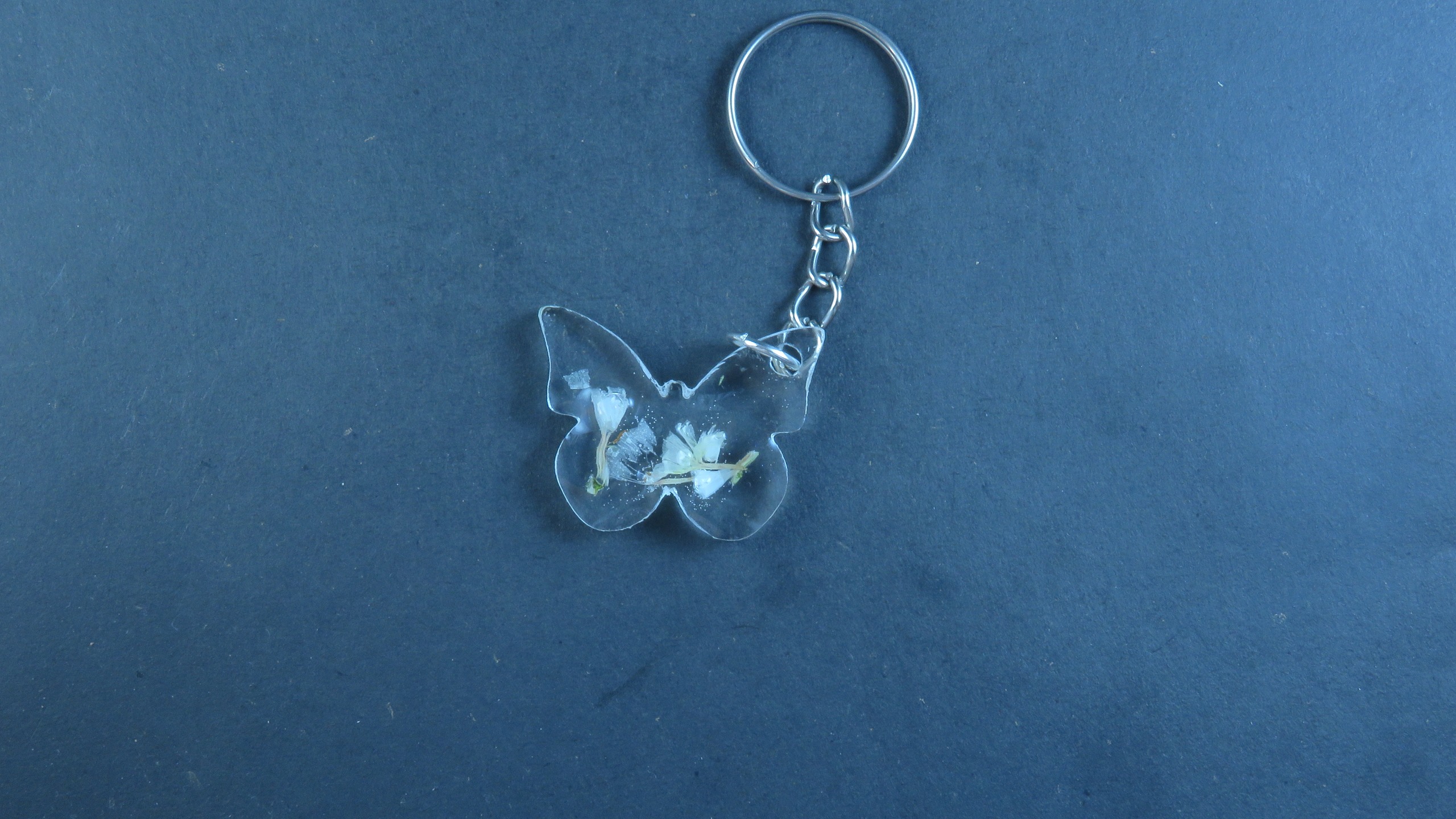 جاکلیدی رزینی طرح پروانه با گل سفید