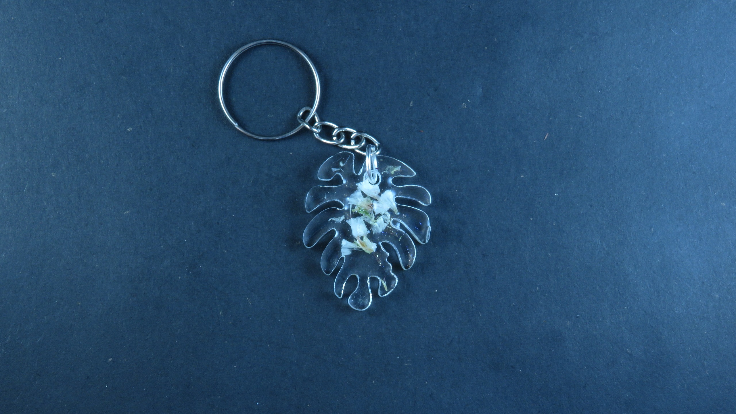 جاکلیدی برگ رزینی با گل سفید