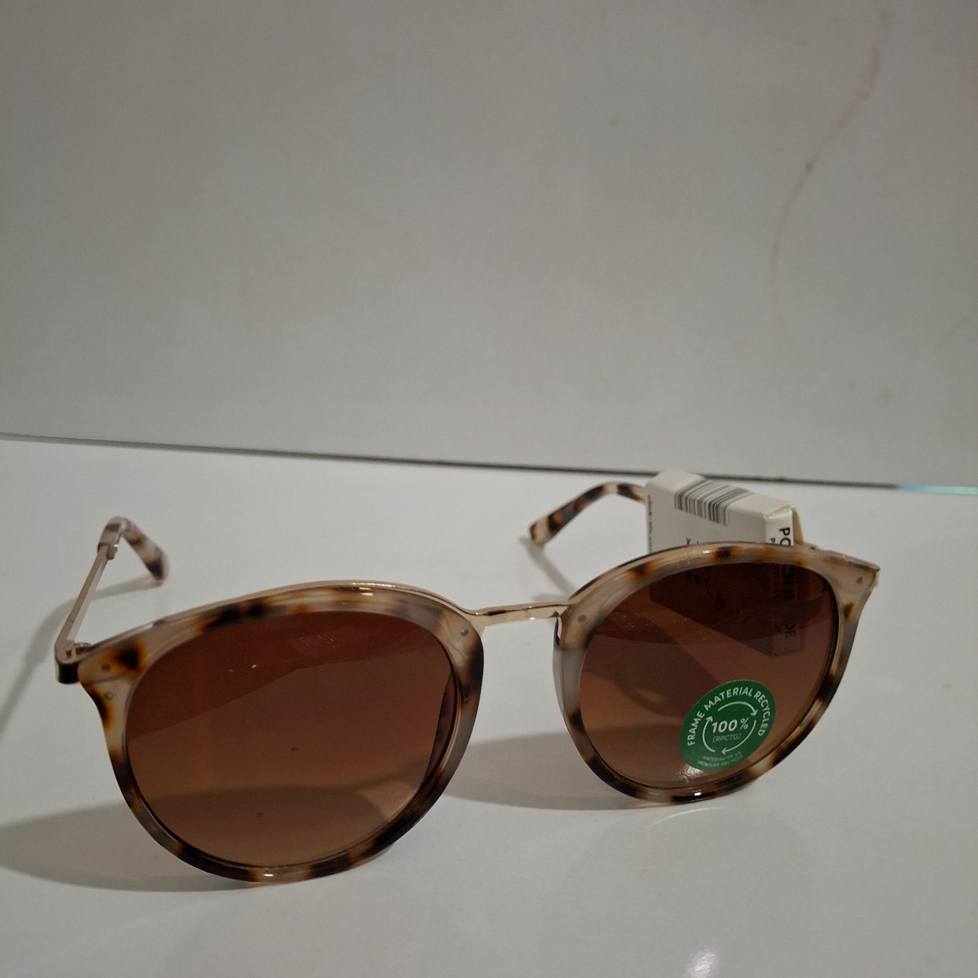 عینک آفتابی پوش آلمانی جذاب