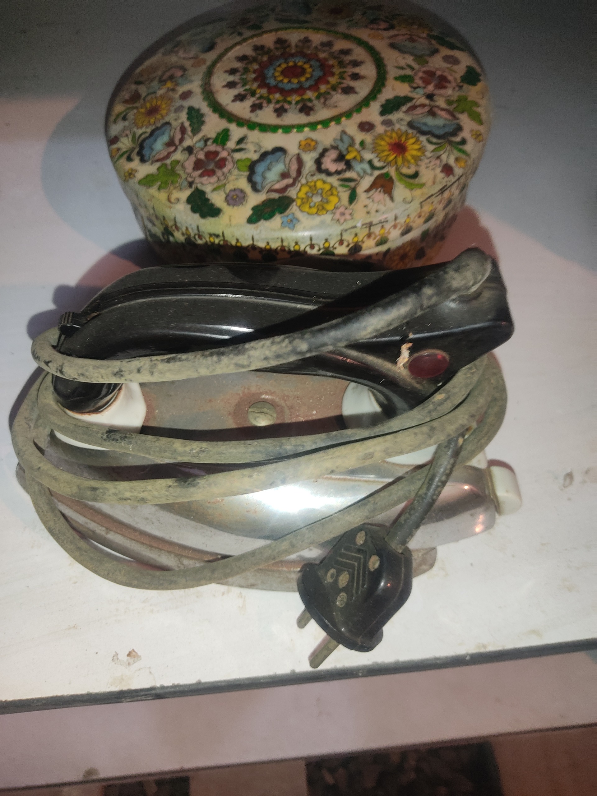 اتو برقی سنگین قدیمی