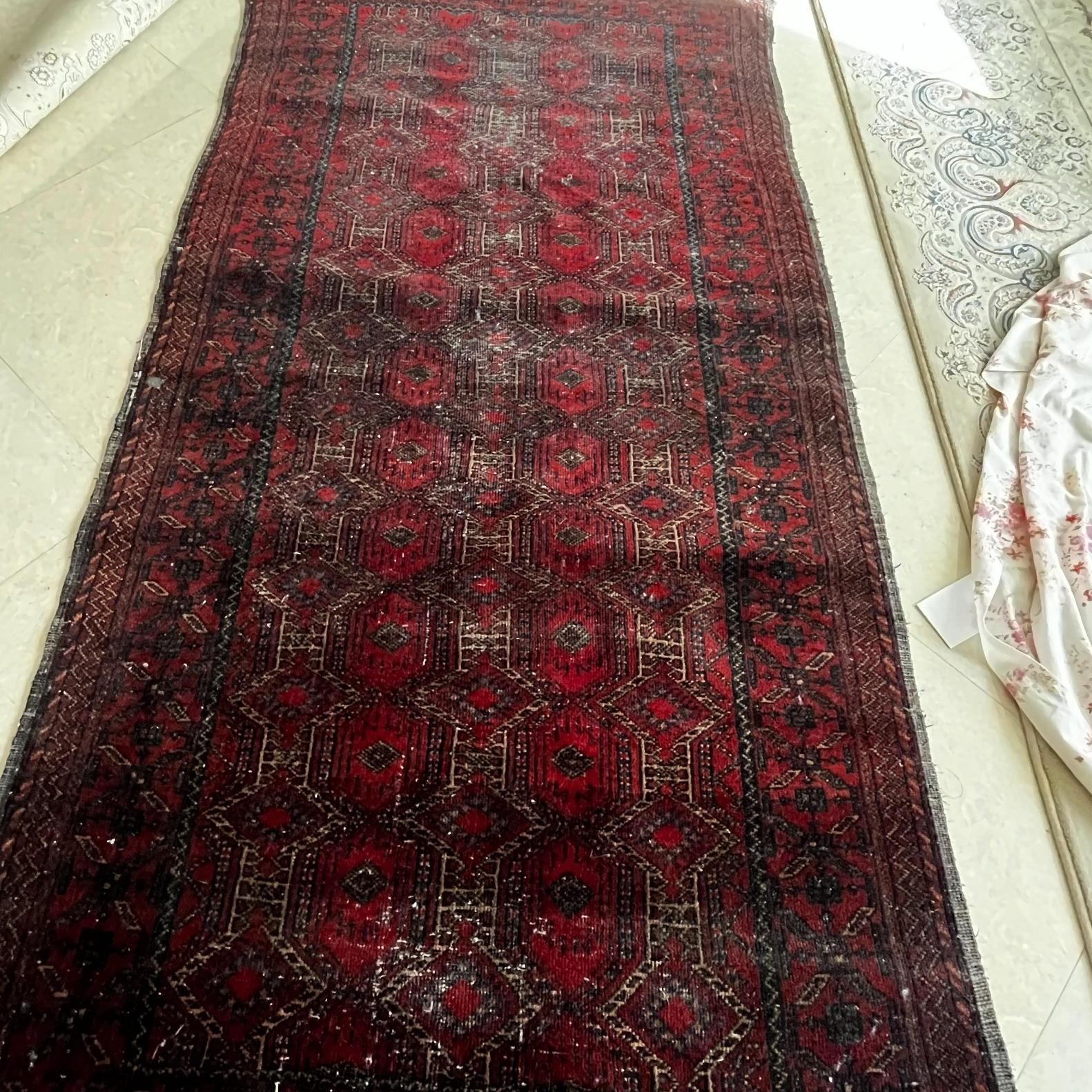 قالیچه دستباف ایرانی با طرح سنتی