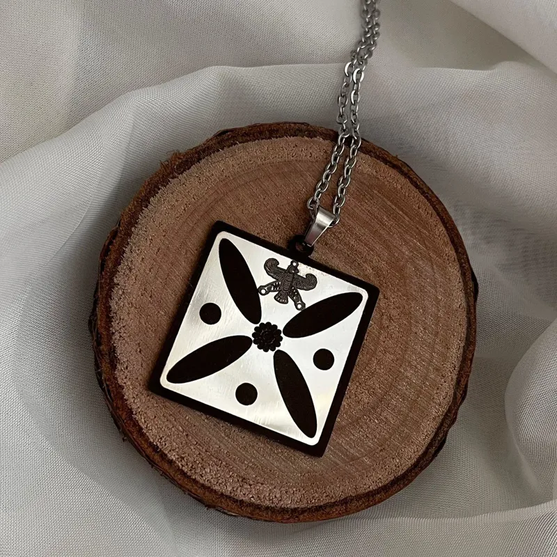 گردنبند درفش کاویانی و شهباز