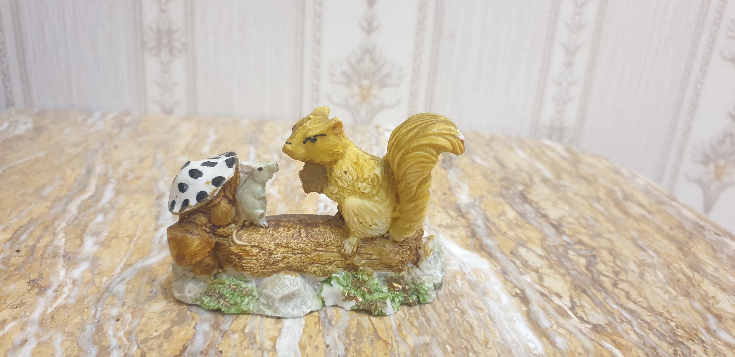 مجسمه قدیمی سنجاب و موش