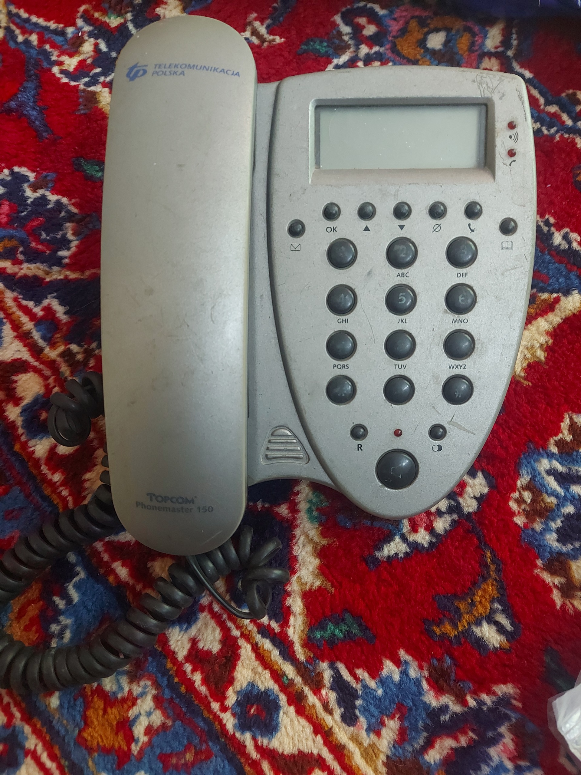 تلفن رومیزی قدیمی