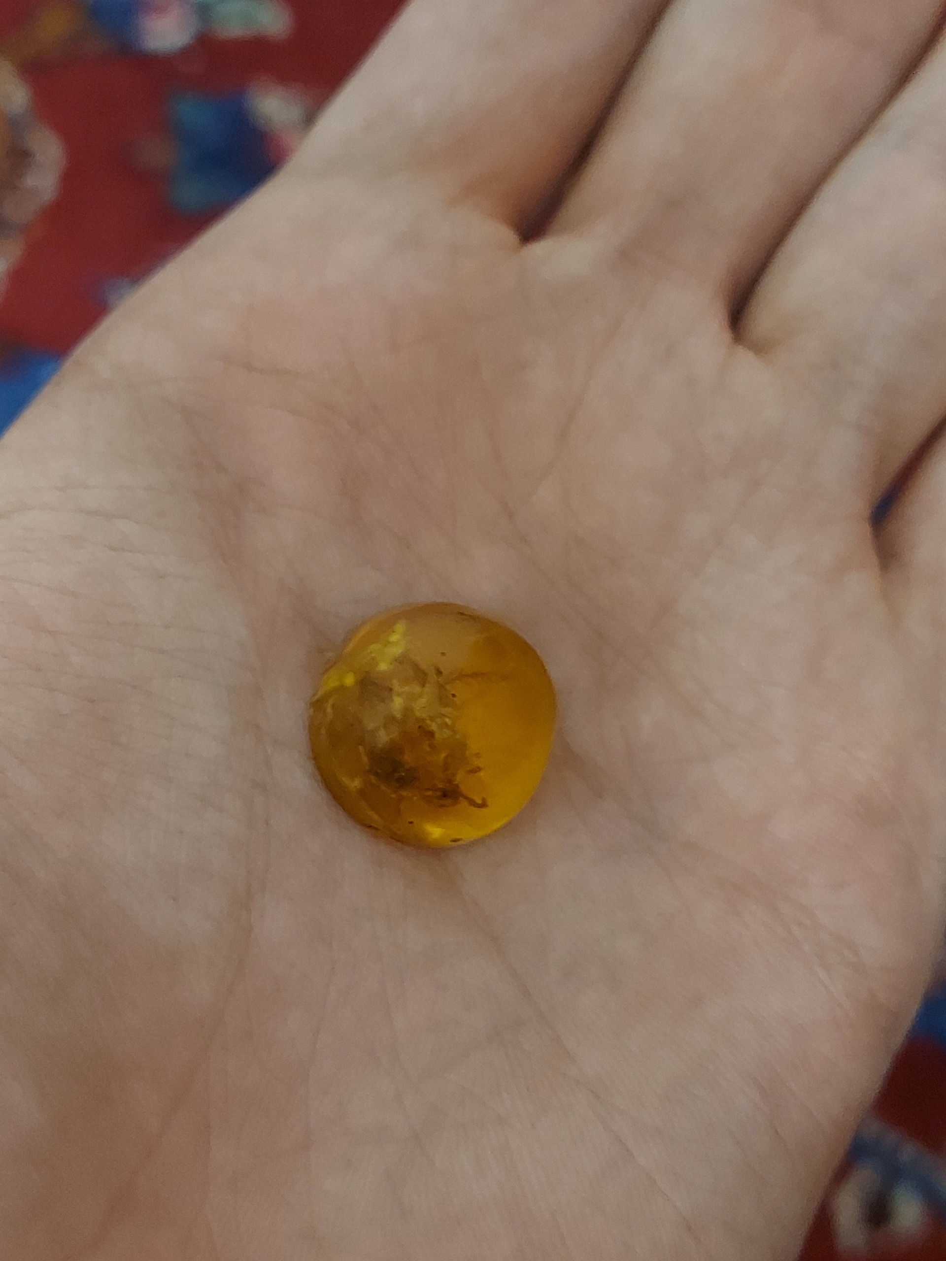 نگین کهربا عسلی حشره دار