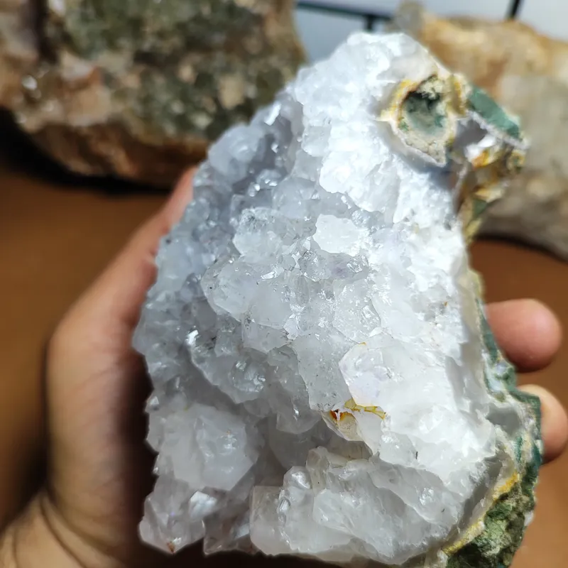 آمیتیس یا کوارتز سفید و درخشان