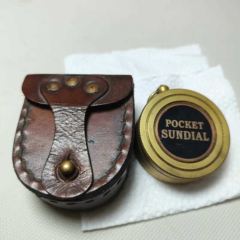 قطب نما و ساعت برند معروف sundial