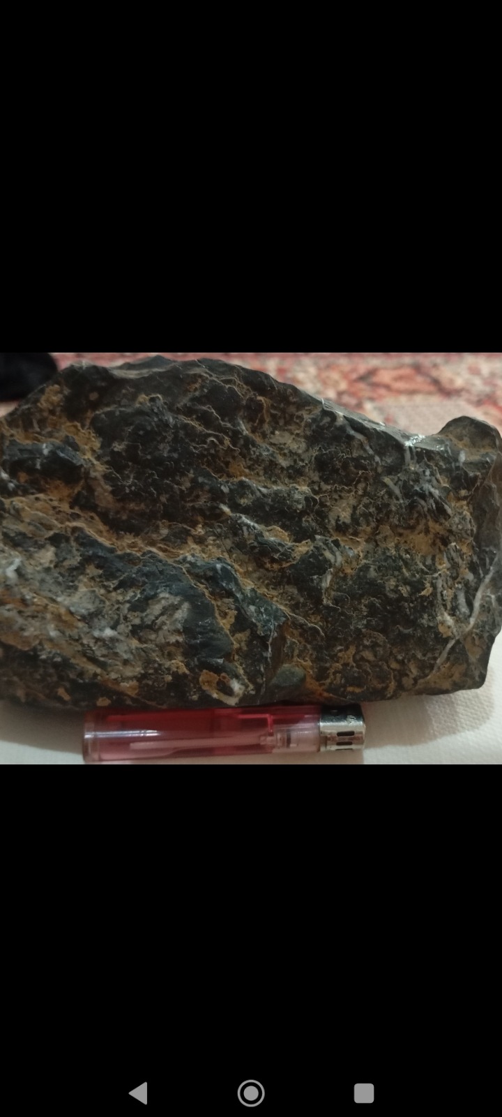 سنگ کتیبهای با طرح و نقش و علائم