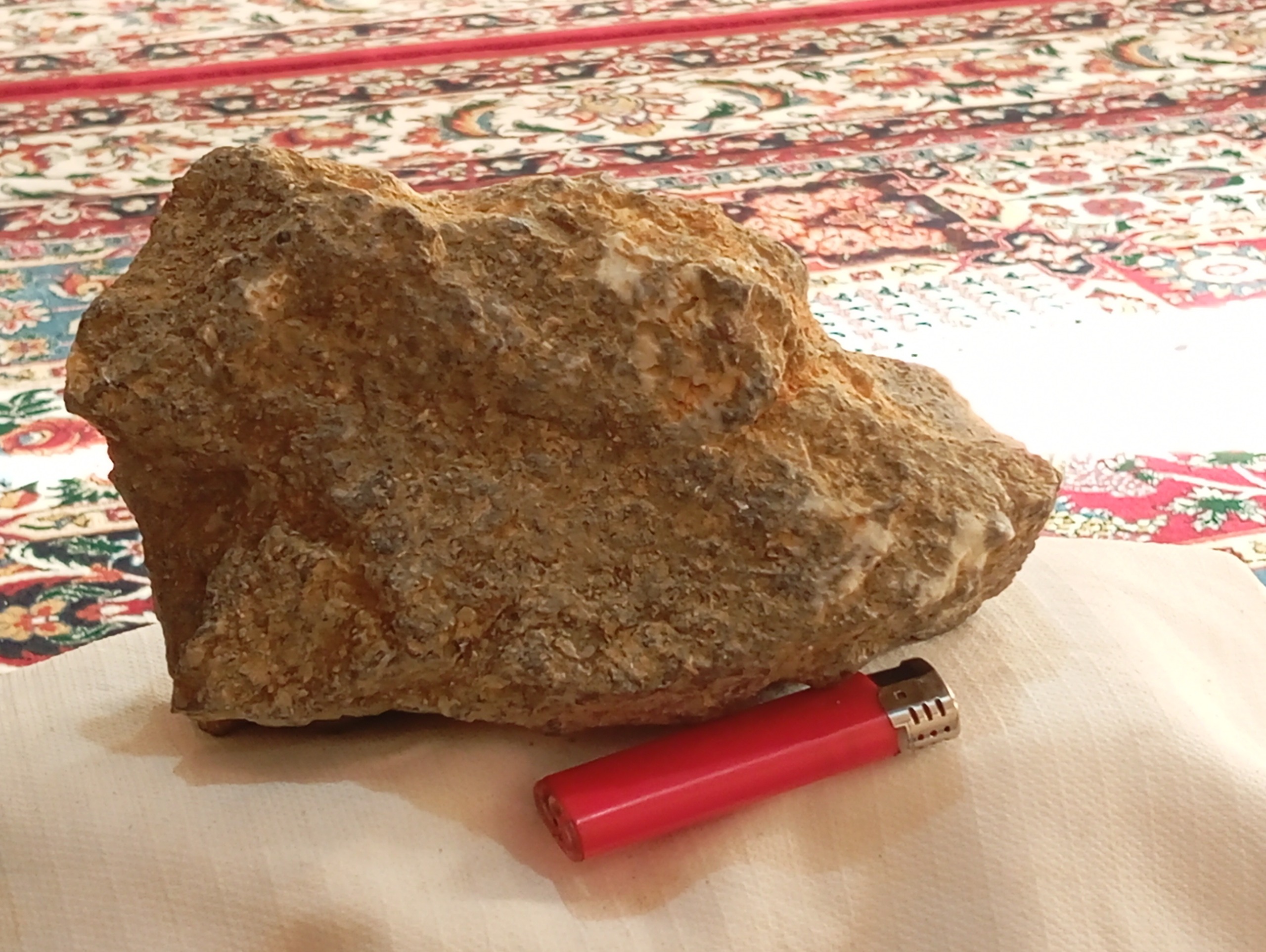 سنگ عجیب با تصاویر و قالب زیاد اما زیبا