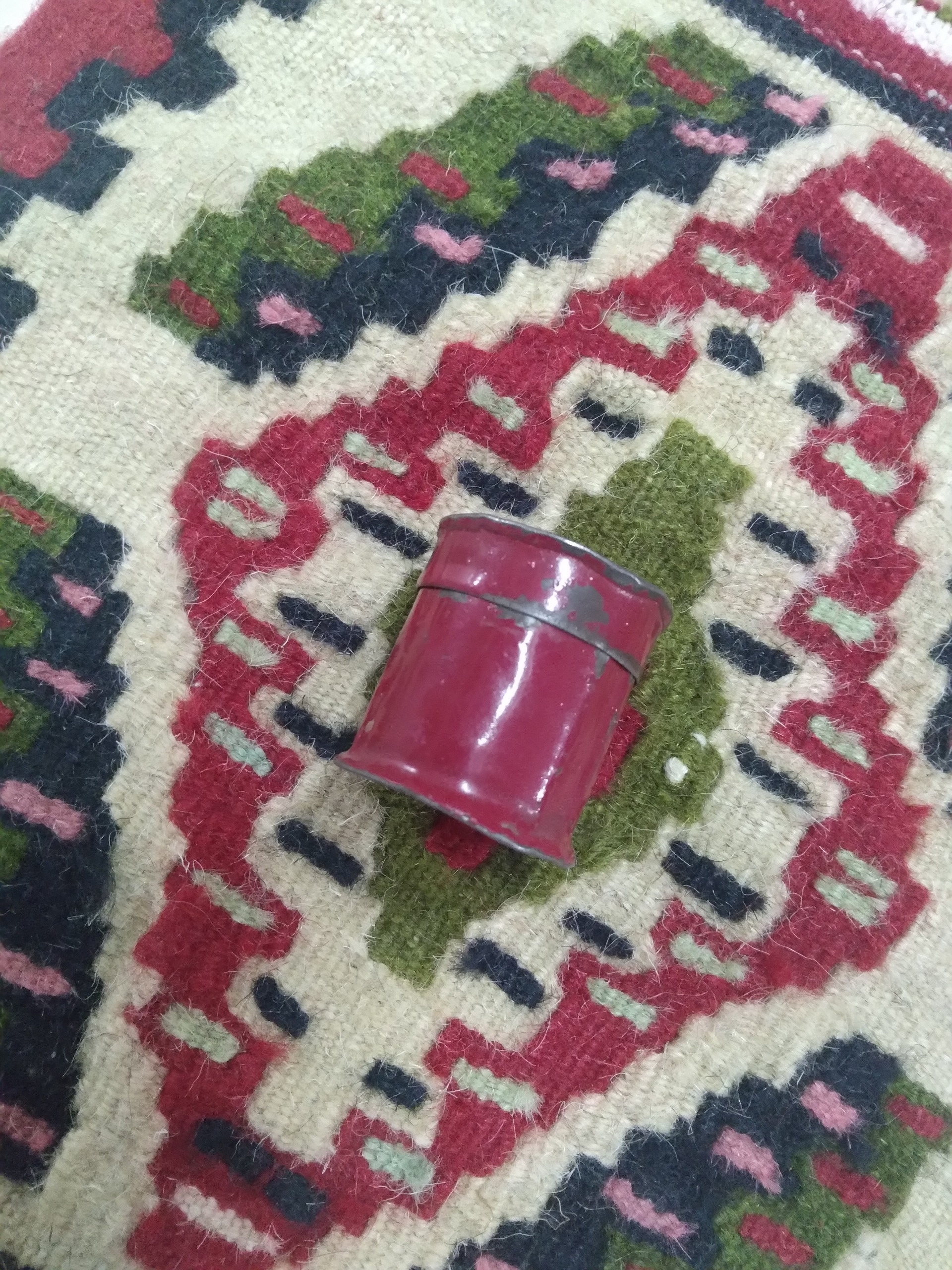 قوطی فلزی بسیار کهنه