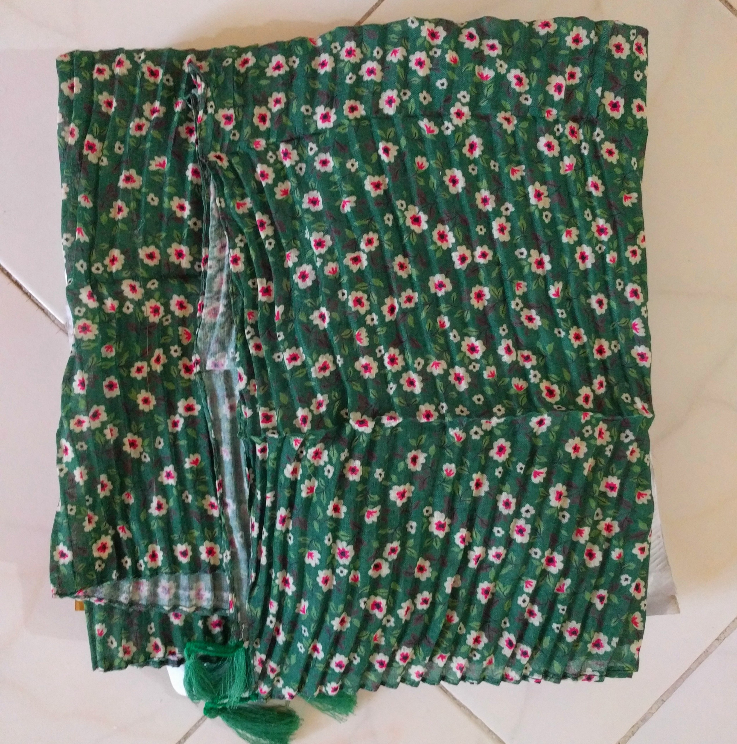 شال نخی پلیسه سبز گل ریز منگوله دار