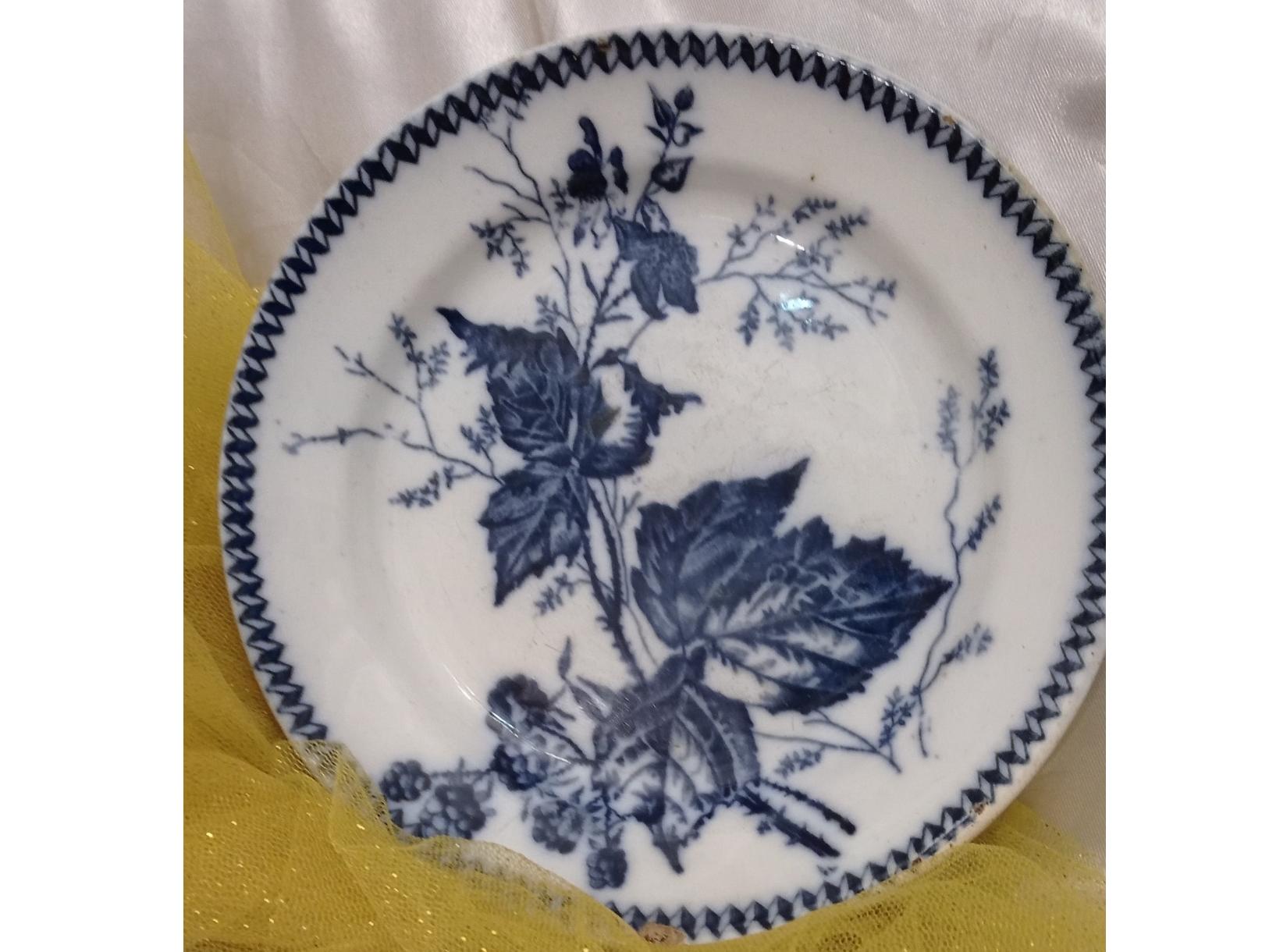 بشقاب آنتیک روسی با مهر برجسته