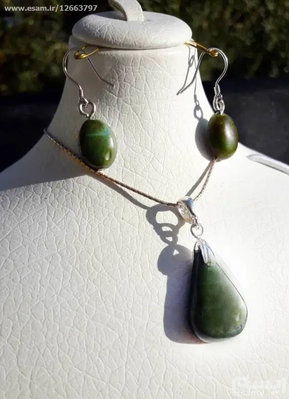 مزایده نیم ست سنگ یشم آویز و زنجیر نقره