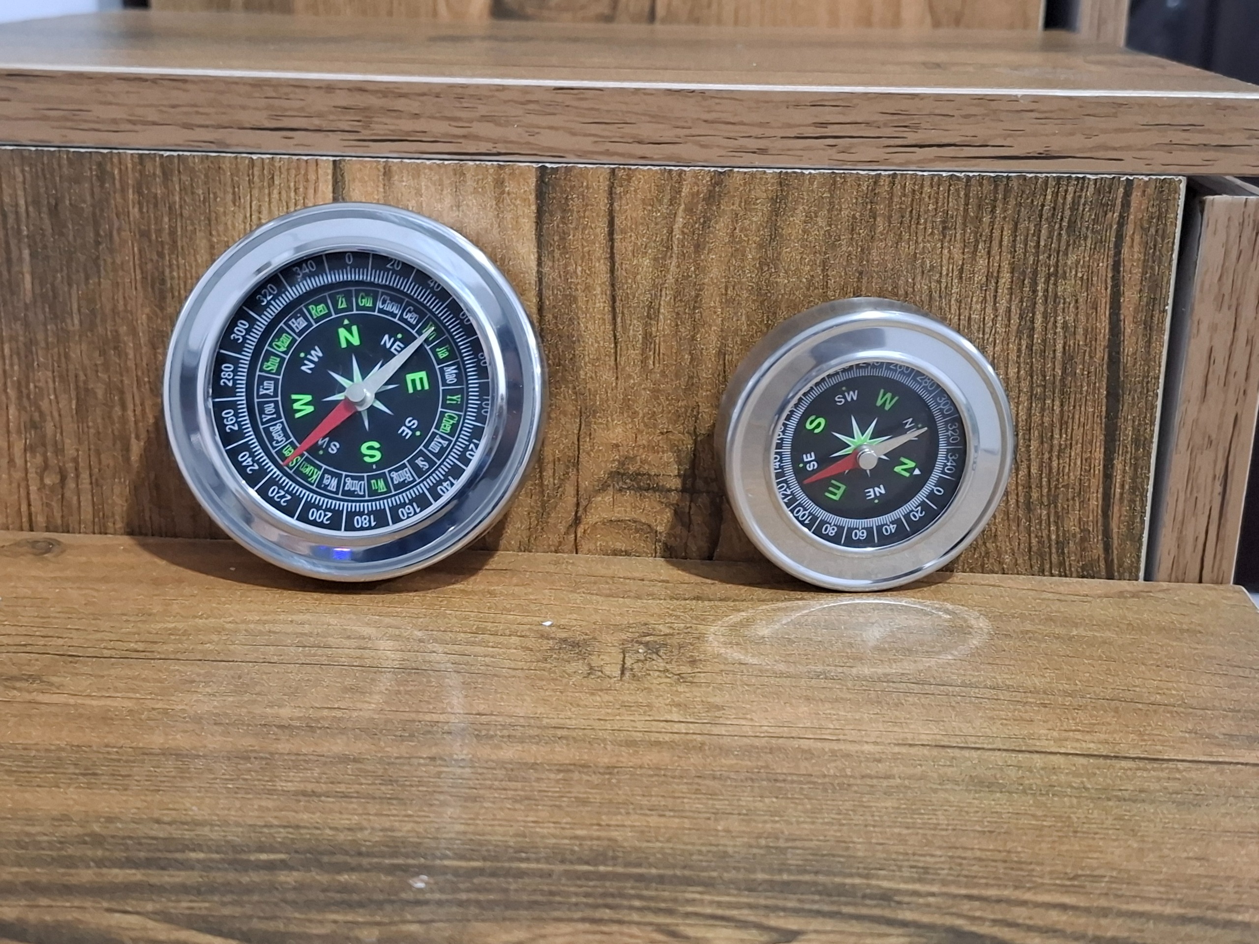 دو عدد قطب نما فلزی