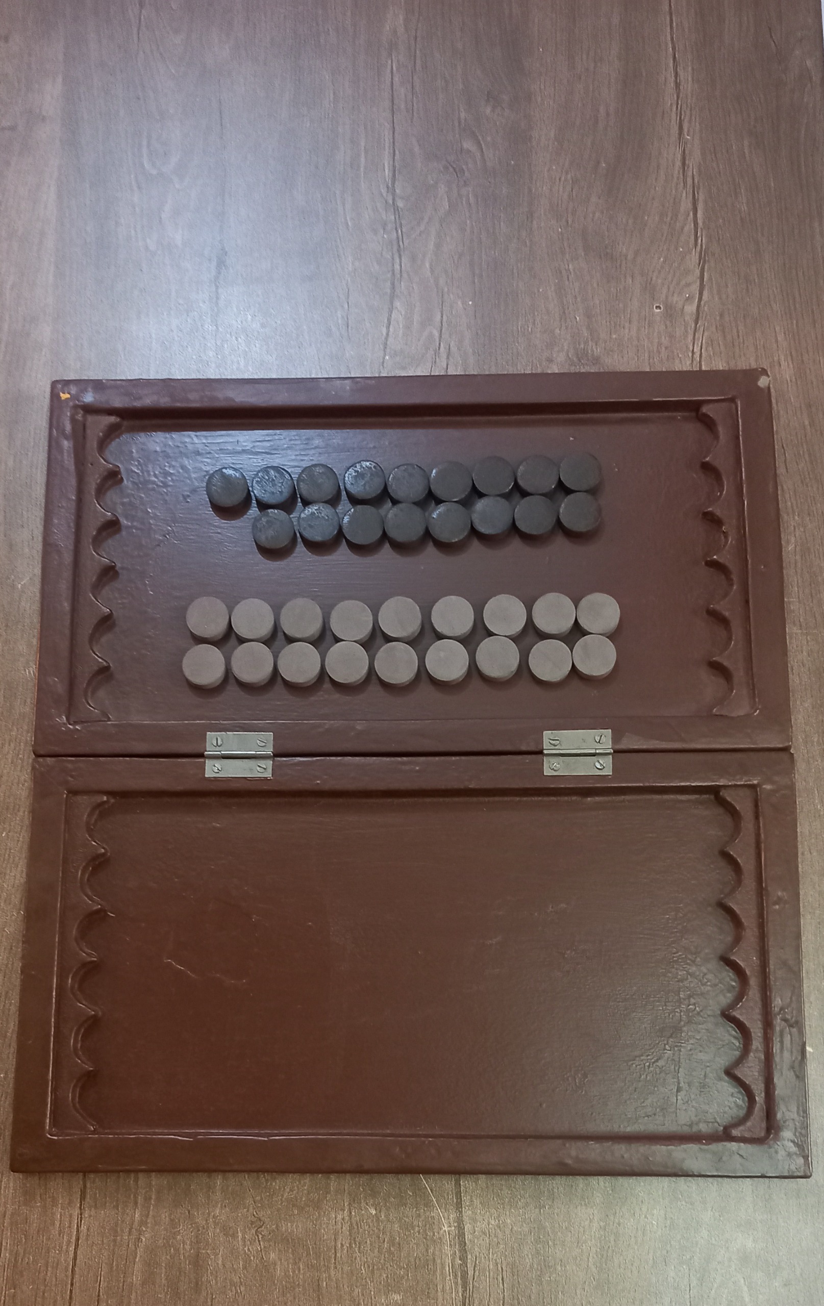 تخته نرد قدیمی دست سازایرانی توضیح دارد