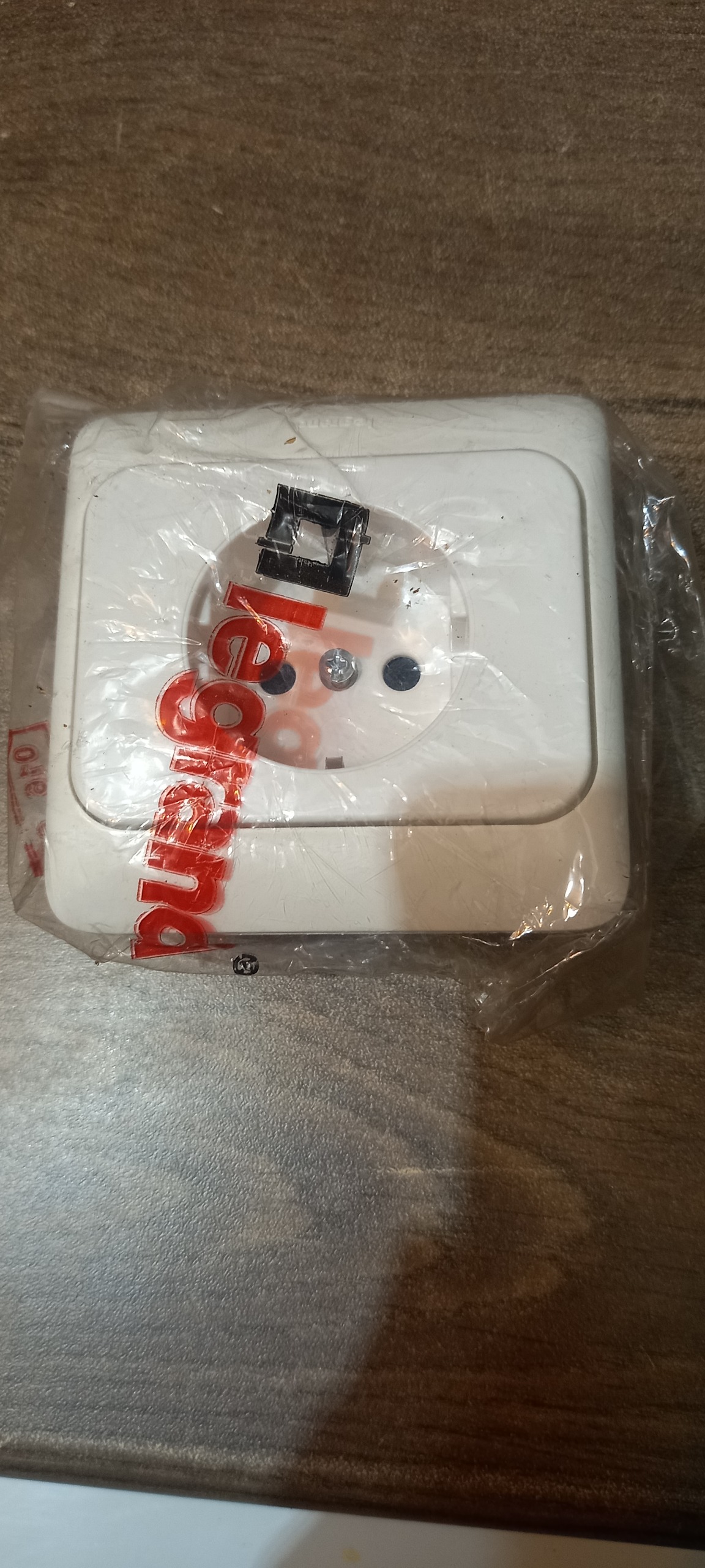 پریز توکارارتدار لگراند مدل دیپلمات