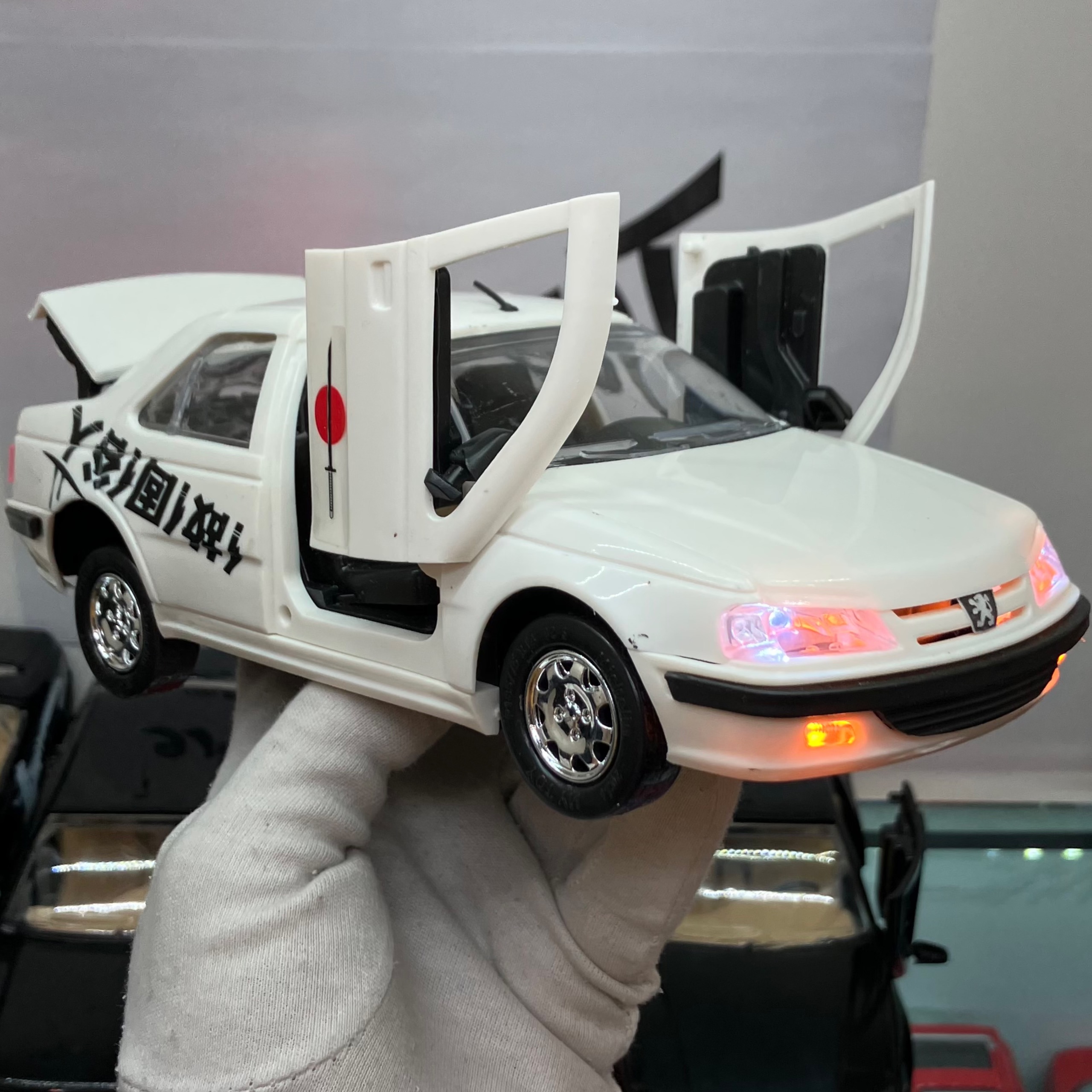 پژو پارس چراغدار مای توی شوتی سفید