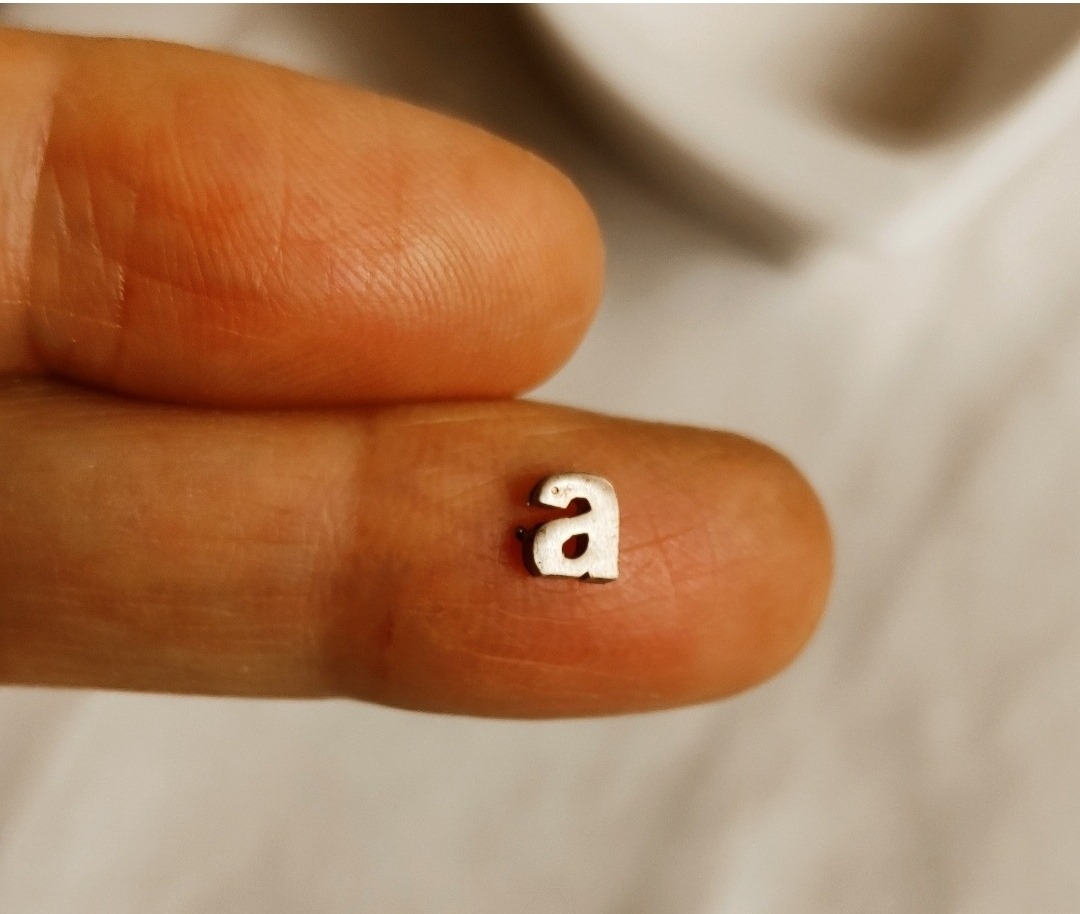 پلاک نقره حرف. a