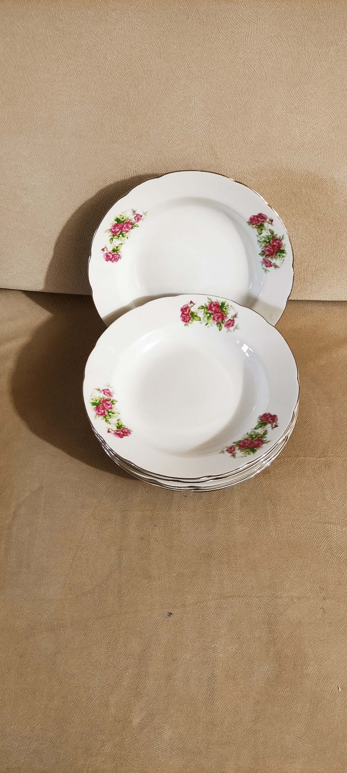 بشقاب گلسرخی ژاپنی