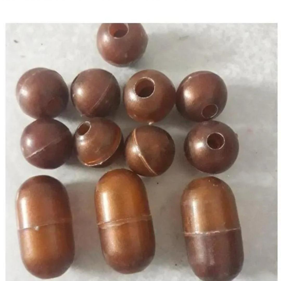 چند گوی توخالی پلاستیکی بزرگ