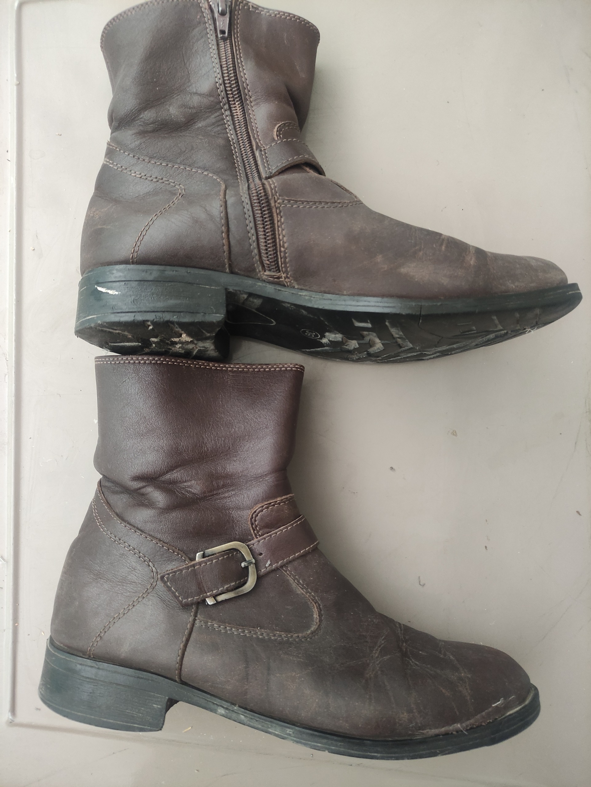 یک نیم بوت چرم طبق توضیح