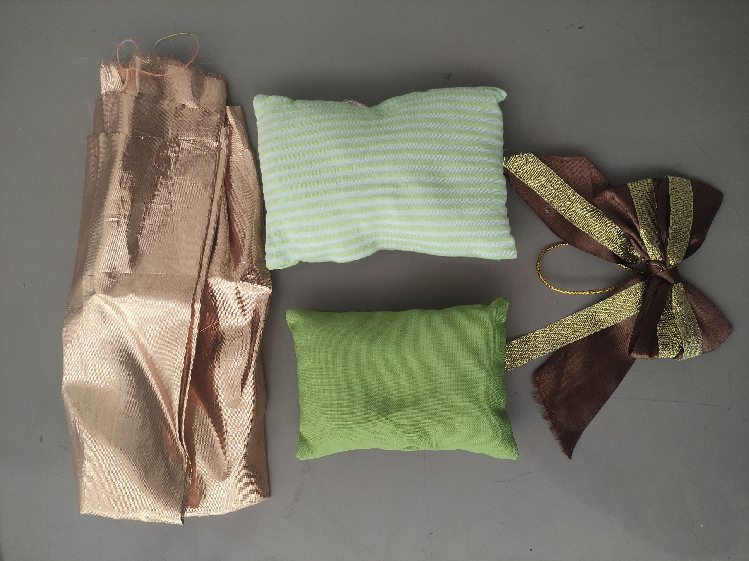 پارچه طلایی دو بالشتک یک پاپیون پارچه ای