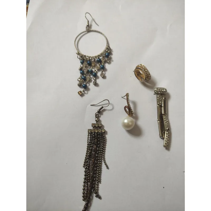 5عدد گوشواره تک پر نگین