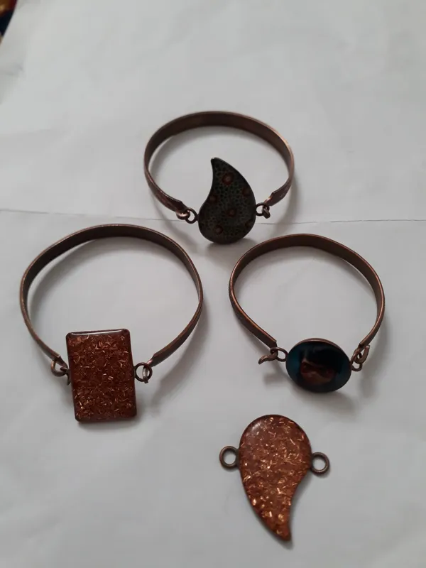3 دستبند مسی و یک نگین اضافی