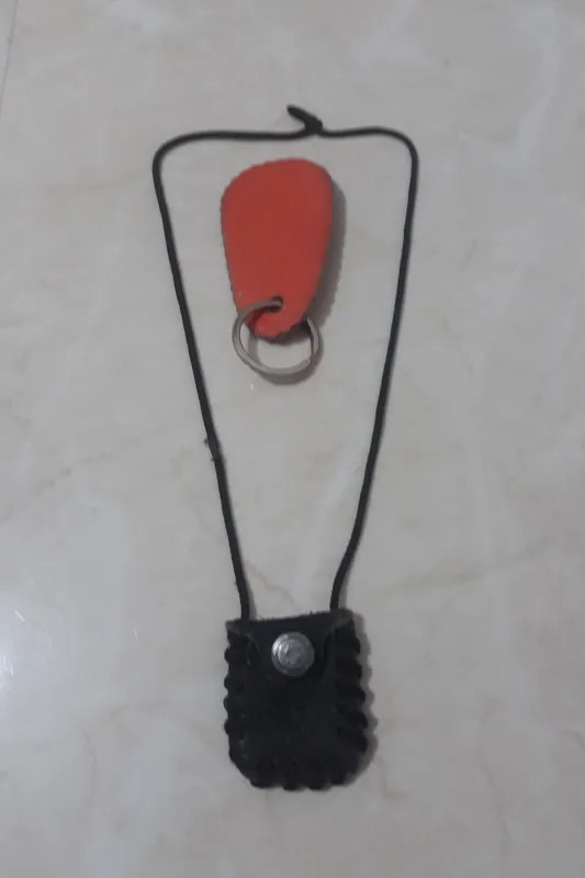 گردنبند محفظه چرمی و جاکلیدی