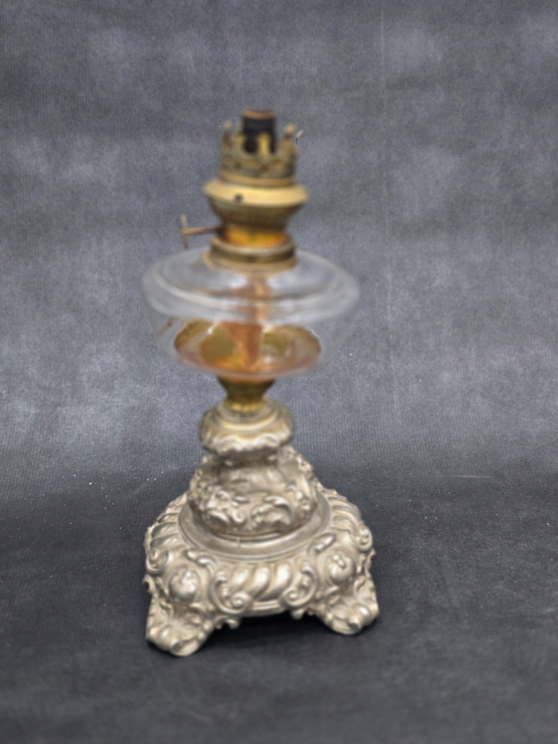 چراغ نفتی قدیمی پایه قلع وسرب اروپایی ارتفاع32