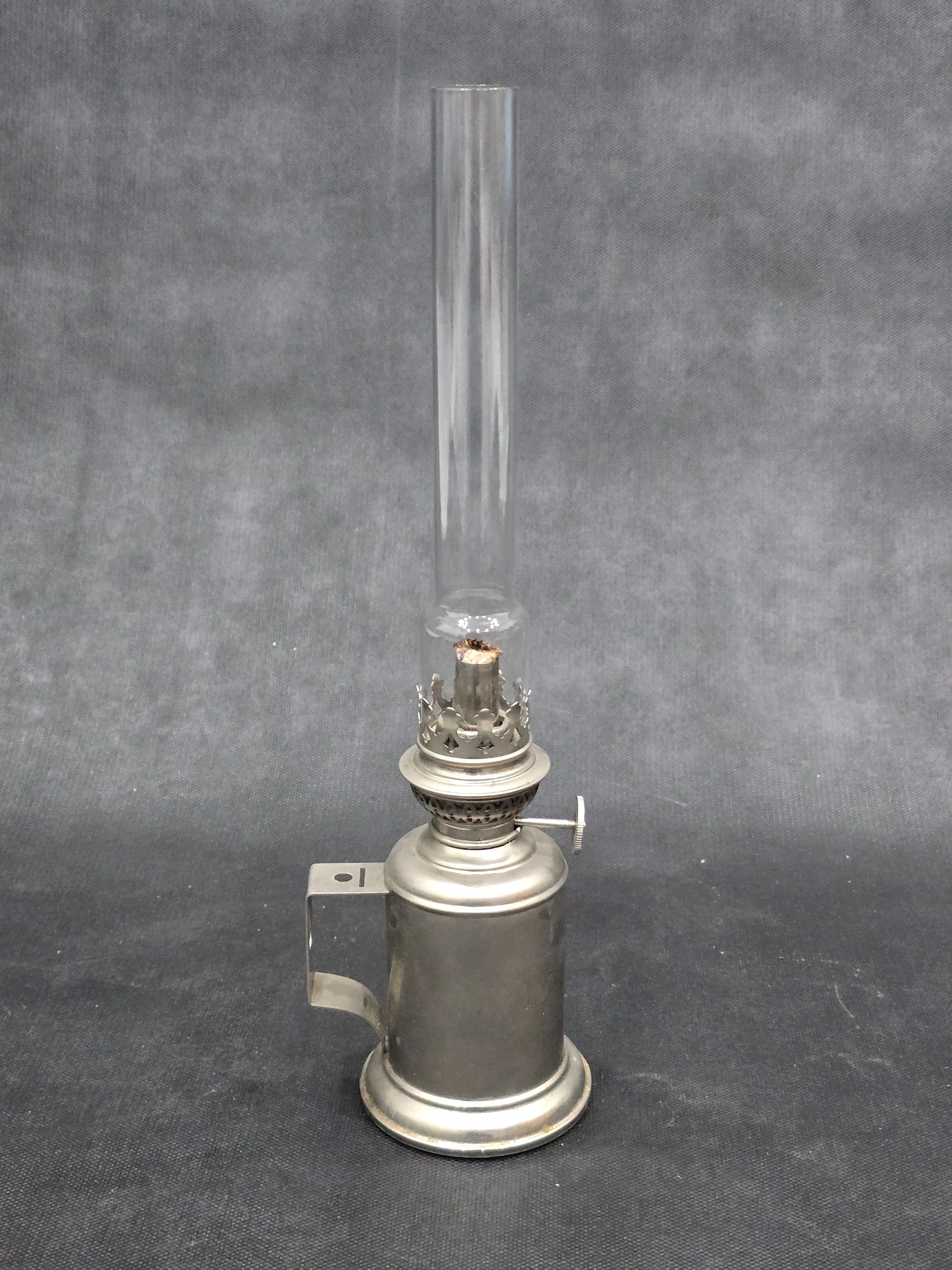 چراغ نفتی قدیمی فرانسوی