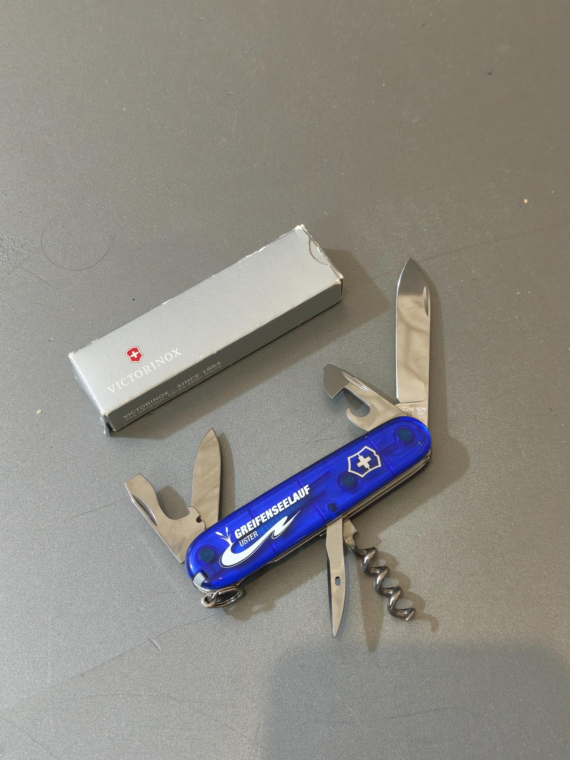 چاقو 6 کارە آکبند ویکتورینوکس سوئیس