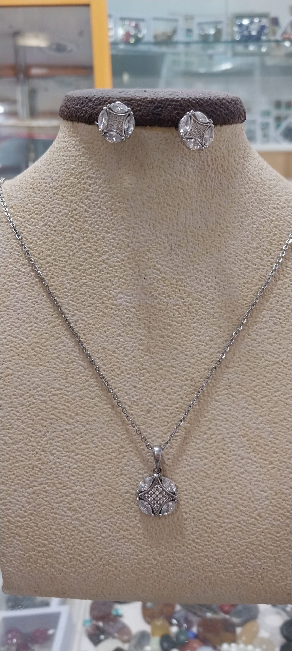 نیمست نقره بسیار زیبا925  کار وارداتی حدود 6گرم