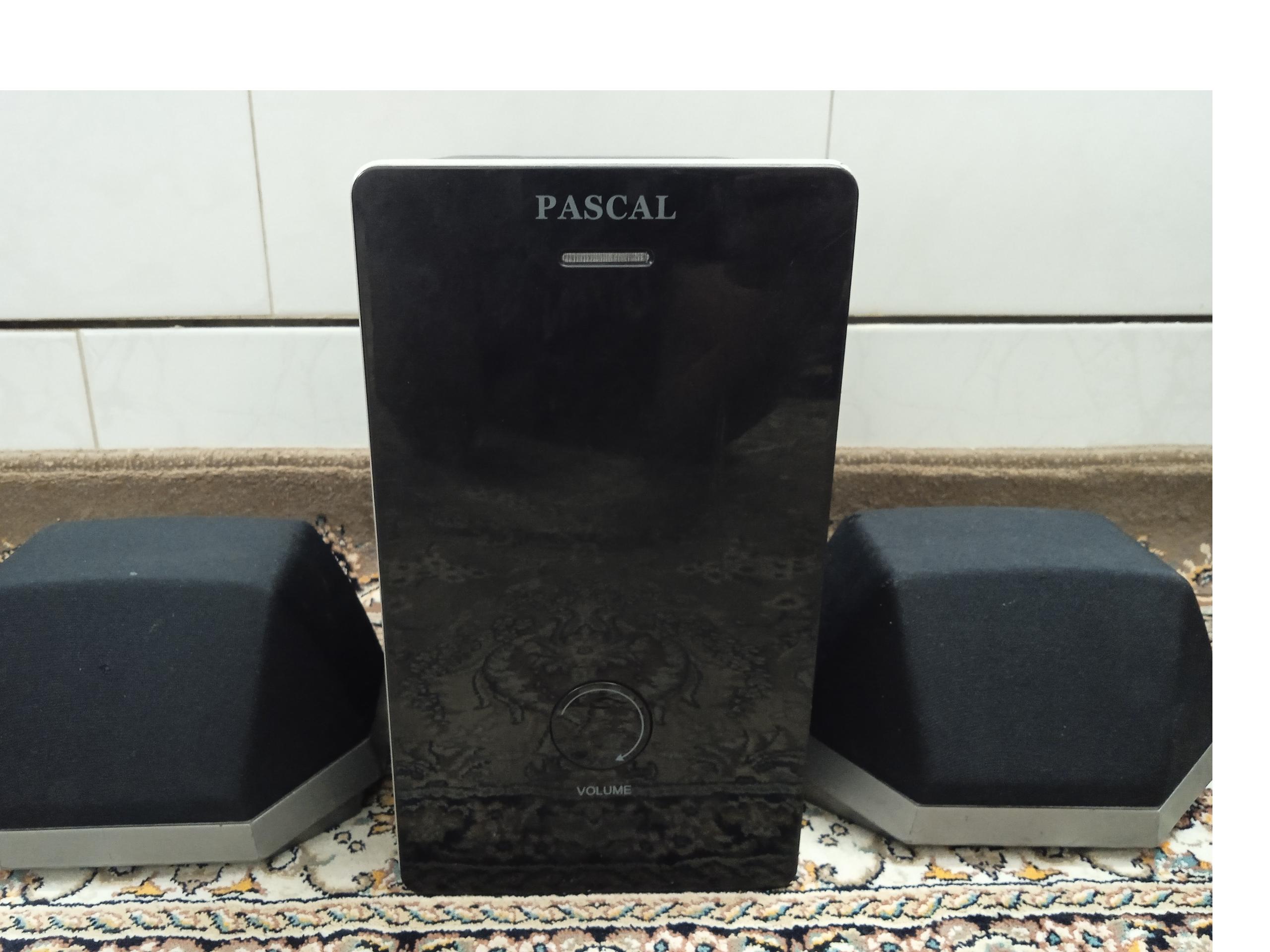 اسپیکر کامپیوتر سالم و تمیز