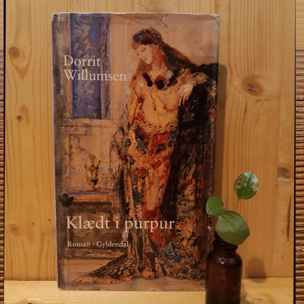 Klædt i purpur / Dorrit Willumsen