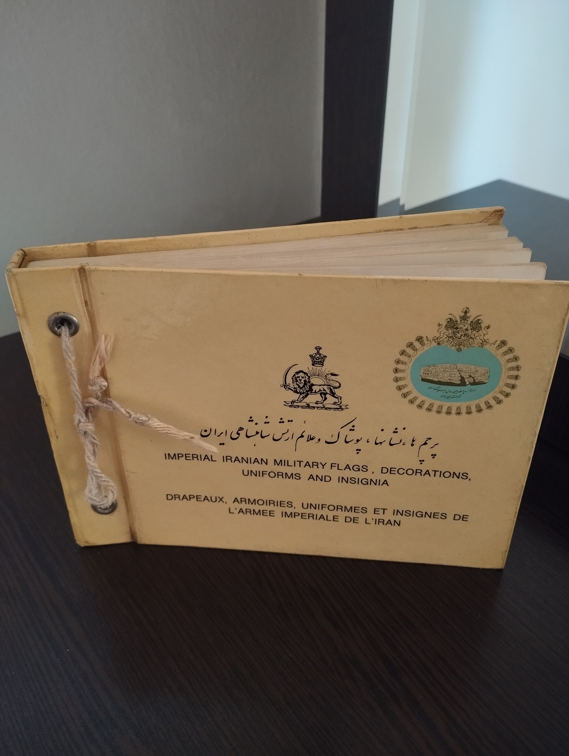 کتاب پرچم ها وعلائم ارتش