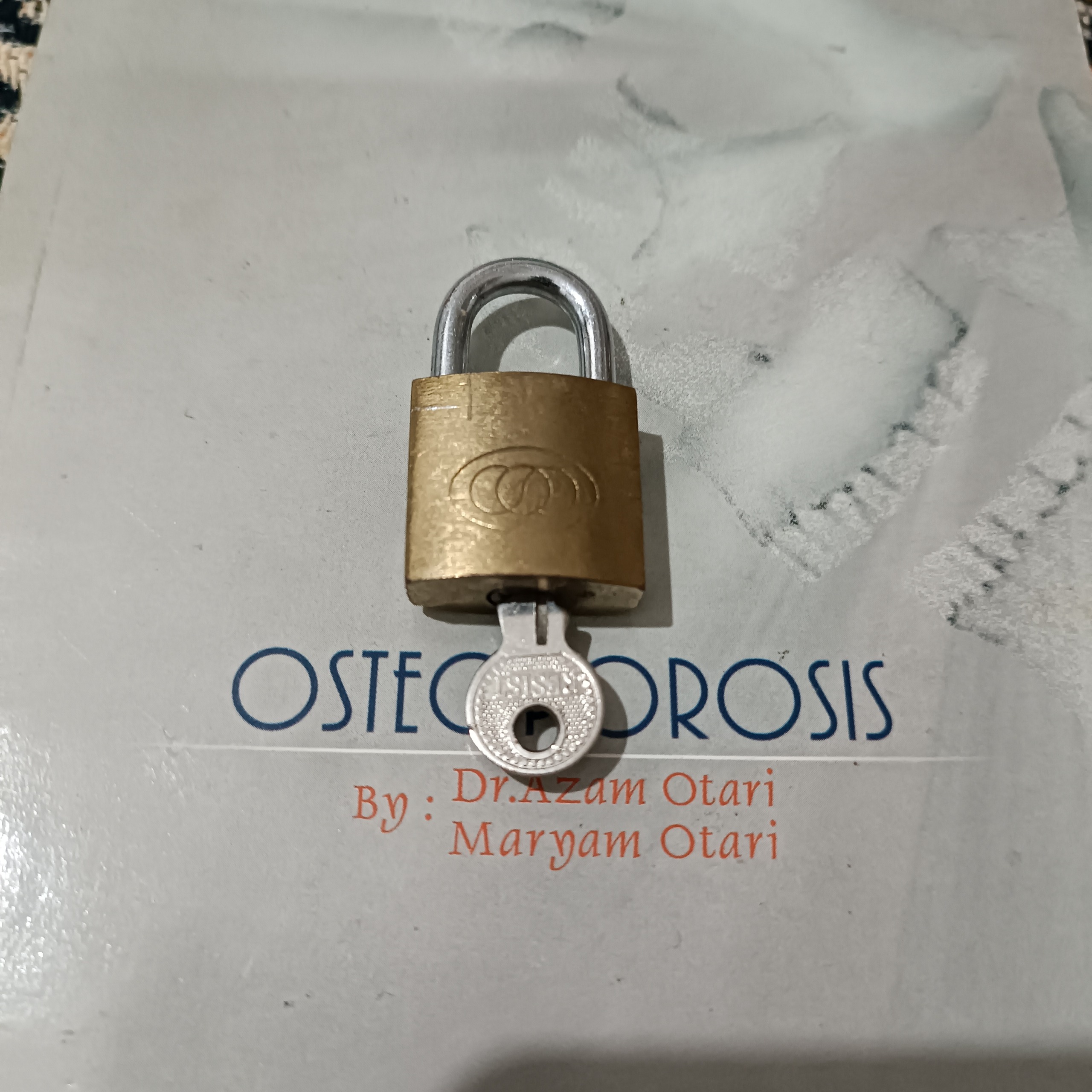 قفل و یک عدد کلید