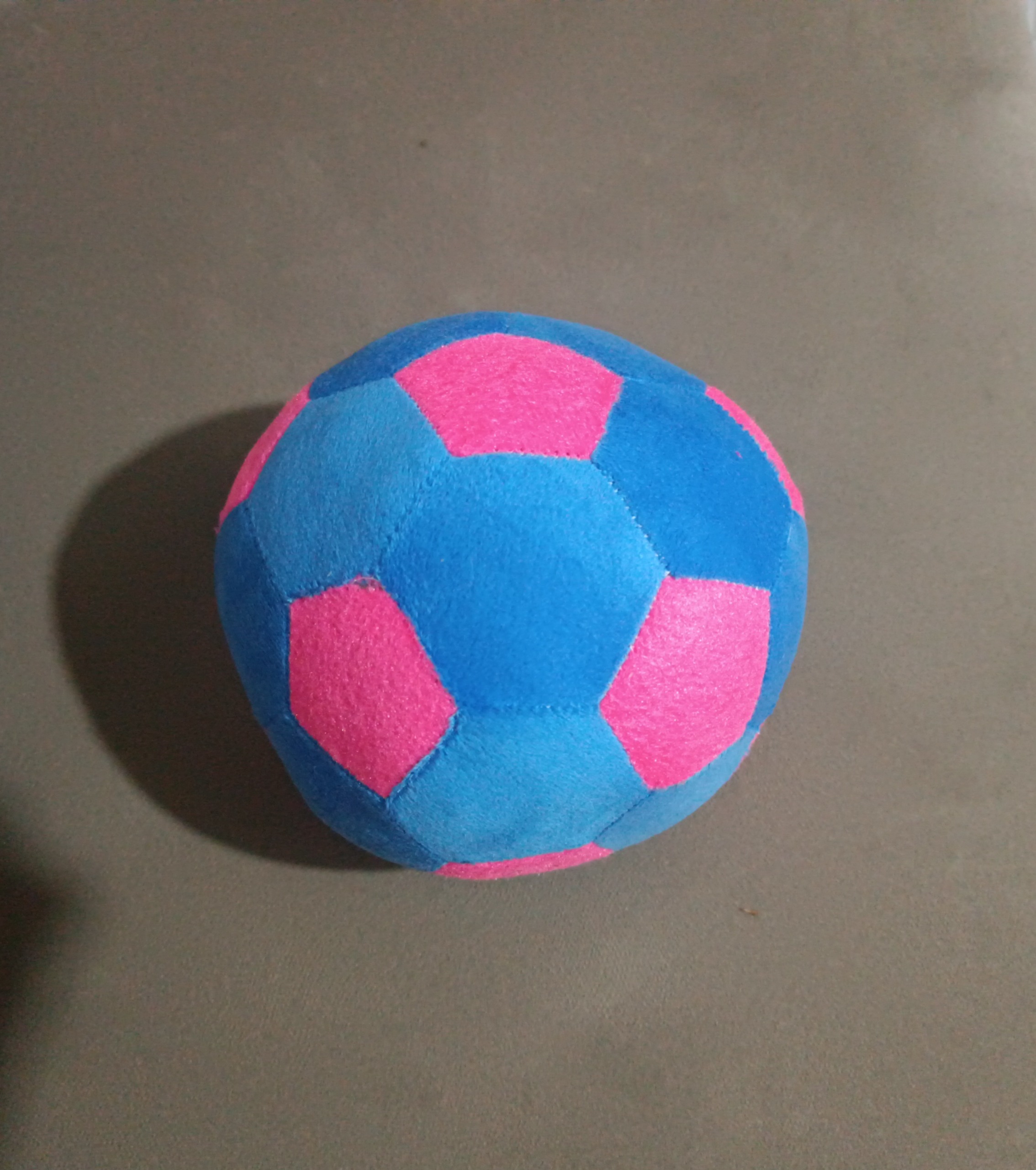 توپ پارچه ای فوتبال در منزل