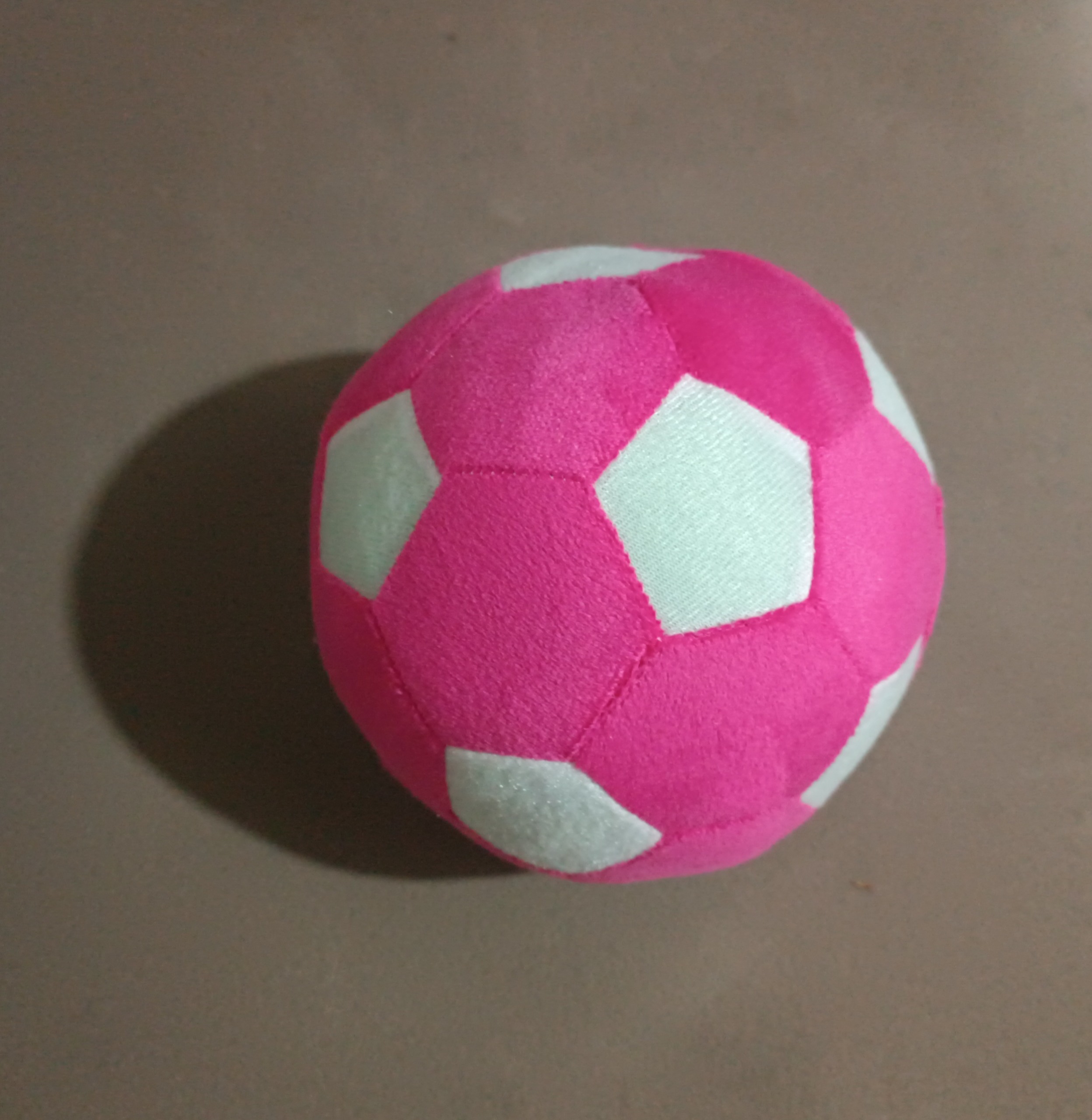 توپ پارچه ای فوتبال در خانه