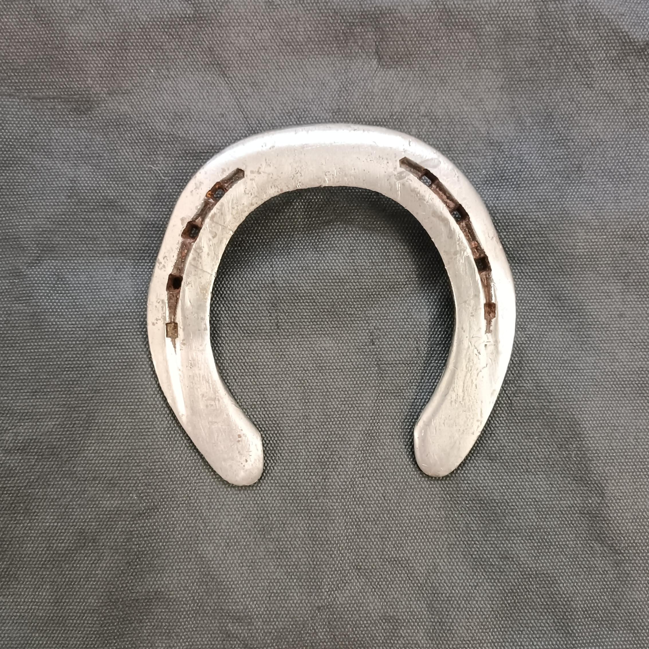 نعل اسب پاخورده فولادی اصل خارجی مارکدار(حراج)