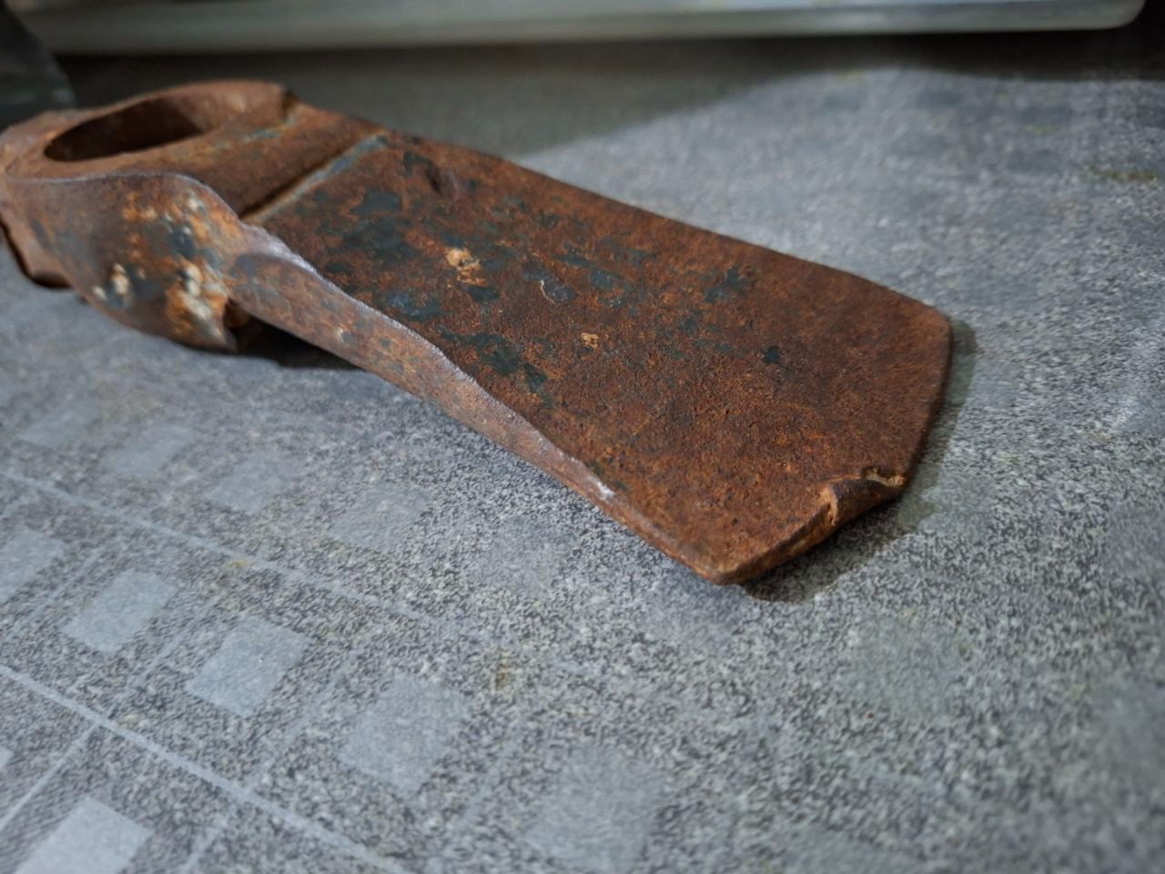 تیشه فولادی قدیمی