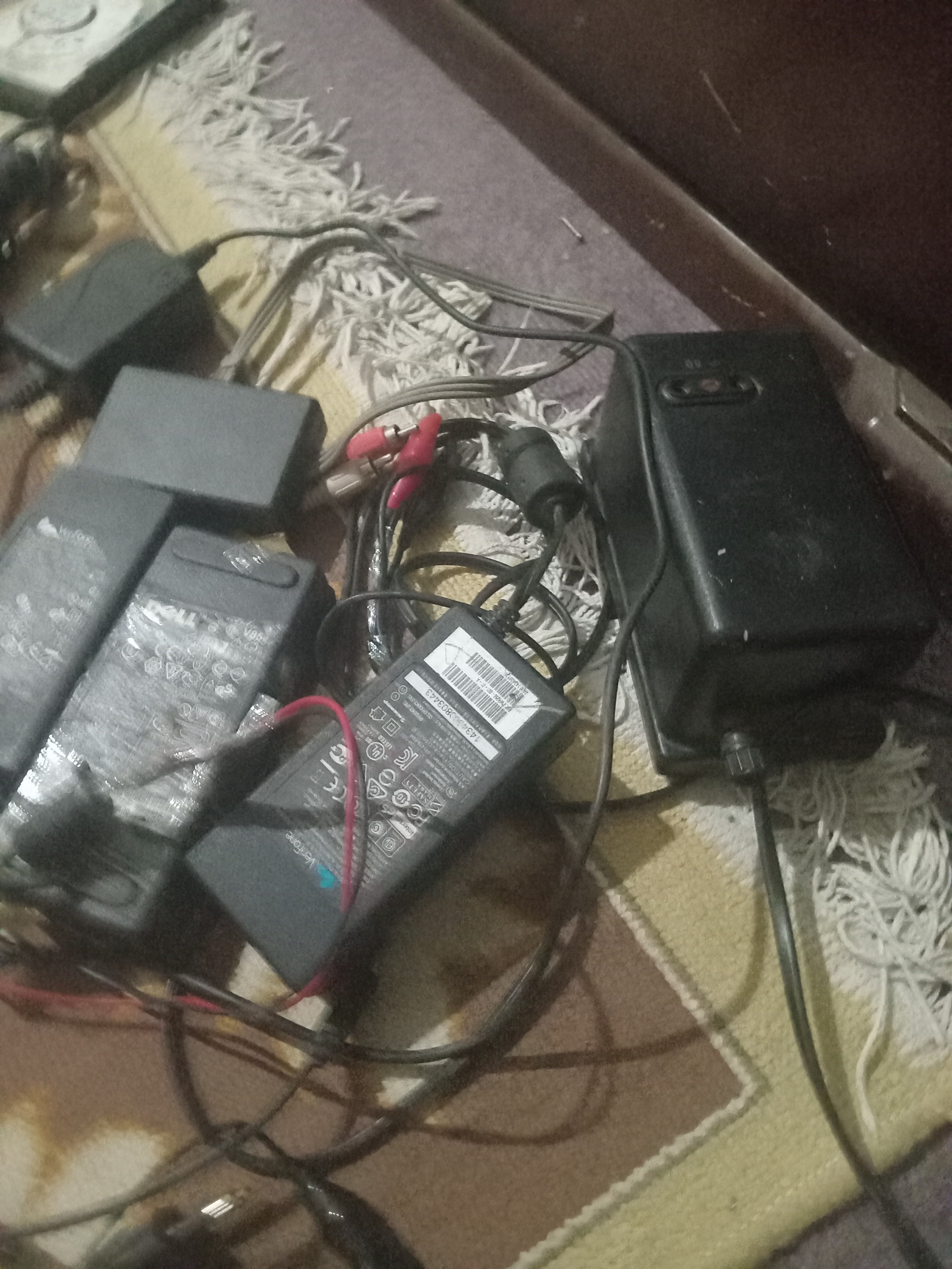 تعدادی ترانس و دستگاه برقی