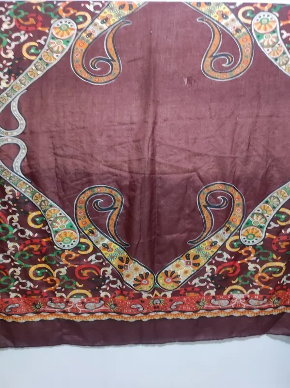 روسری زرشکی طرح اقلیمی